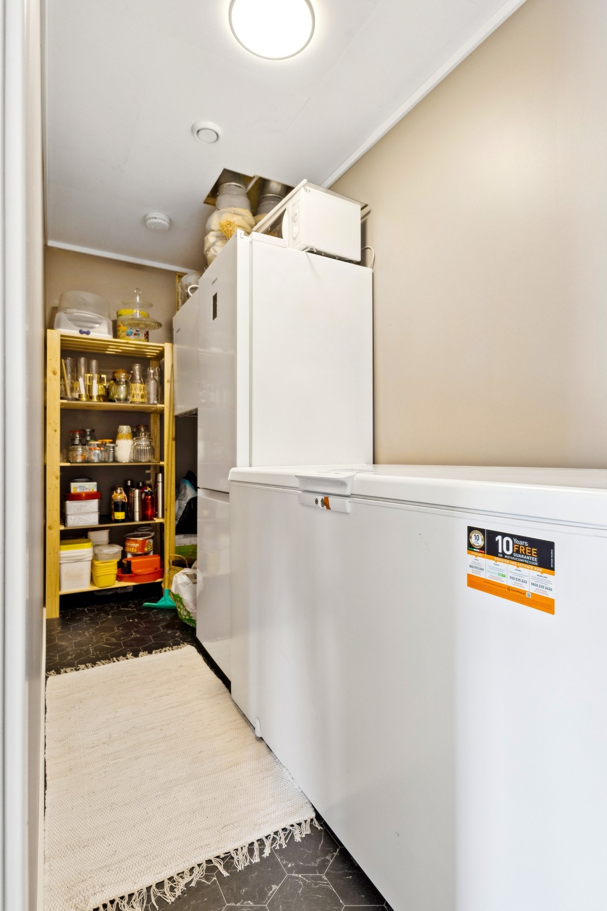 Her har du matbod/teknisk rom med plass til hyller, dedikert fryseboks og adkomst til ventilasjonsaggregatet. Galleribilde