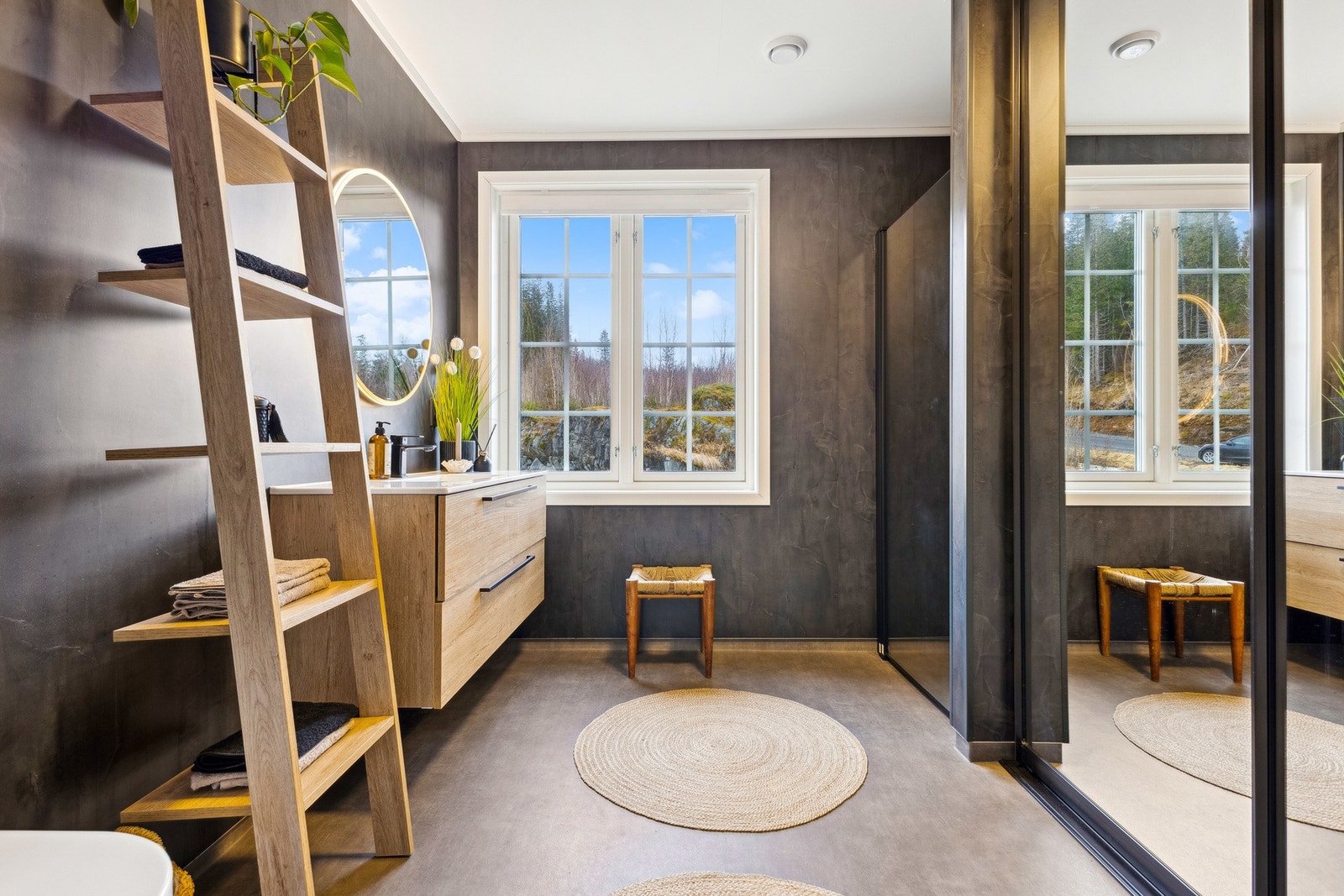 Badet innehar dusjhjørne, servant og toalett. Bak skyvedørene er det i dag ordnet plass til både vaskemaskin, tørketrommel, sammen med varmtvannsberederen. Galleribilde