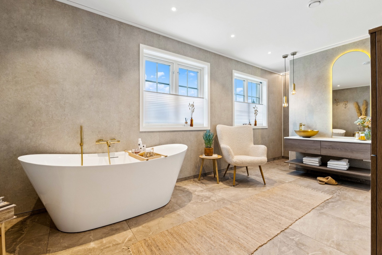 Badet er av en særlig god størrelse med både badekar, en smart dusjløsning og toalett - i tillegg til plass for godstolen. Galleribilde