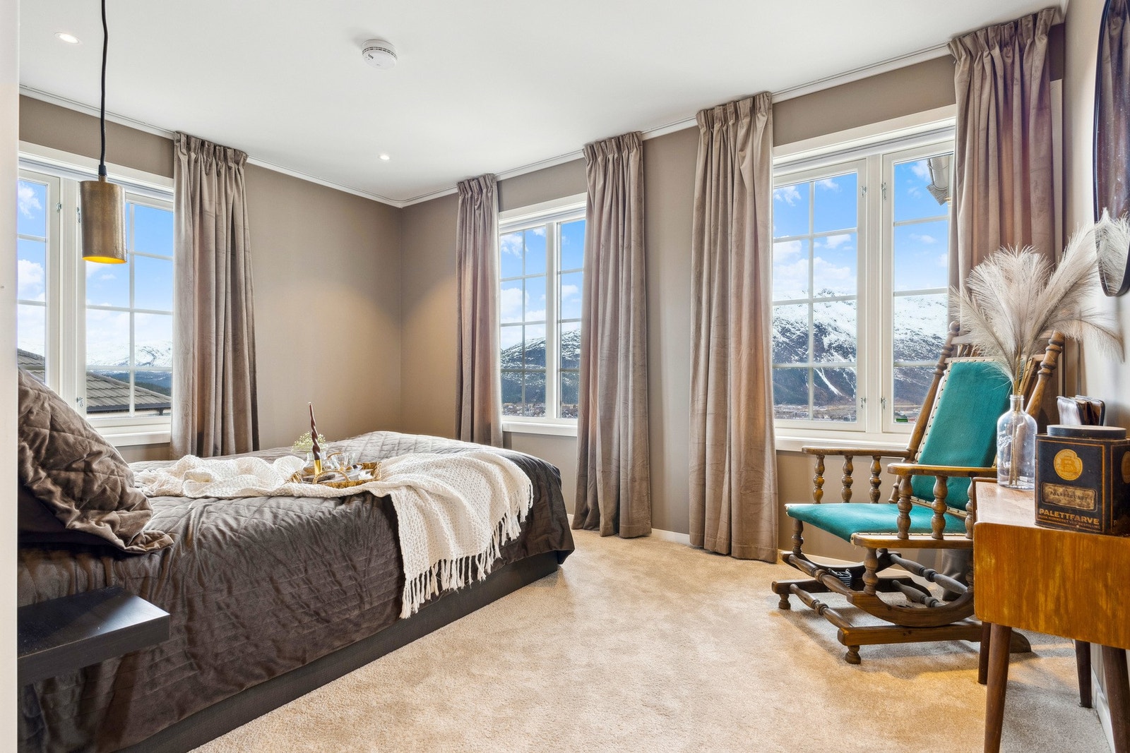Rommet har et lunt og godt vegg-til-vegg teppe som gir deg en myk start på dagen og store vinduer som gir deg en upåklagelig utsikt. Galleribilde