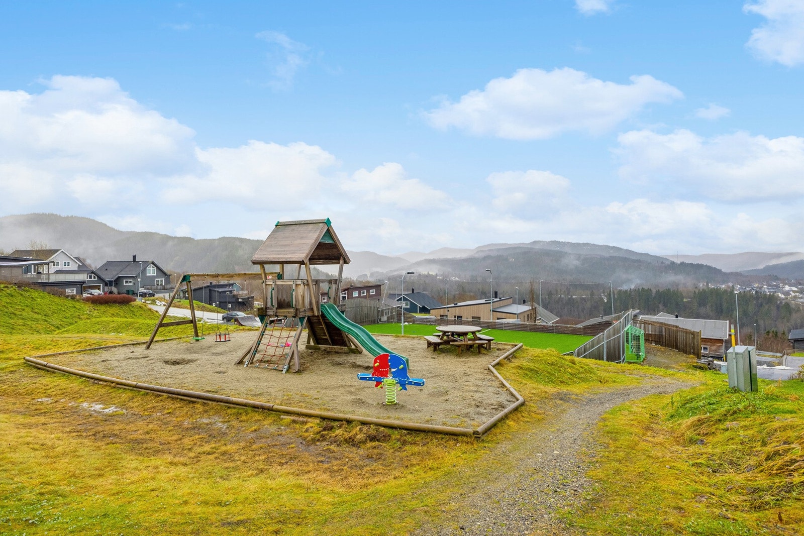 For de litt mindre er det klatrestativ, sklie, sandkasse og huske. Galleribilde