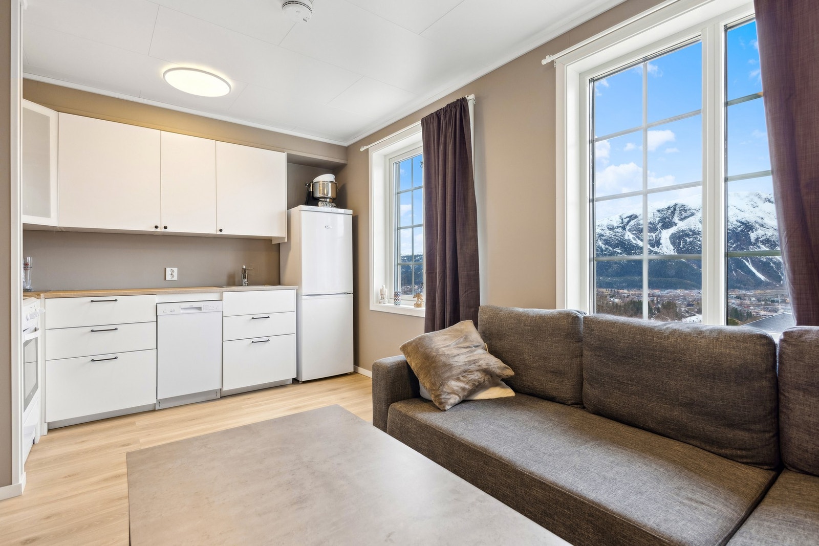 Utleiedelen er i dag utleid for kr 8 800,-/mnd + strøm og består av stue/kjøkken, bad/vaskerom, entré og et soverom. Oppvarming via vannbåren varme. Galleribilde