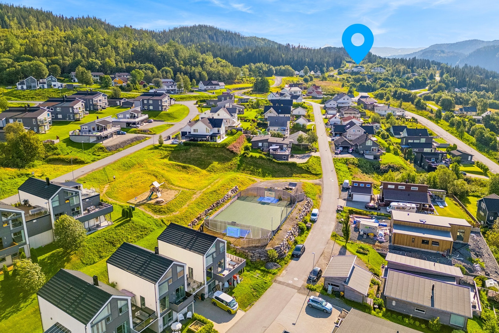 Fra eiendommen er det en kort spasertur ned til lekeplassen i Elsa Laulas veg som driftes av Andås Velforening. Galleribilde