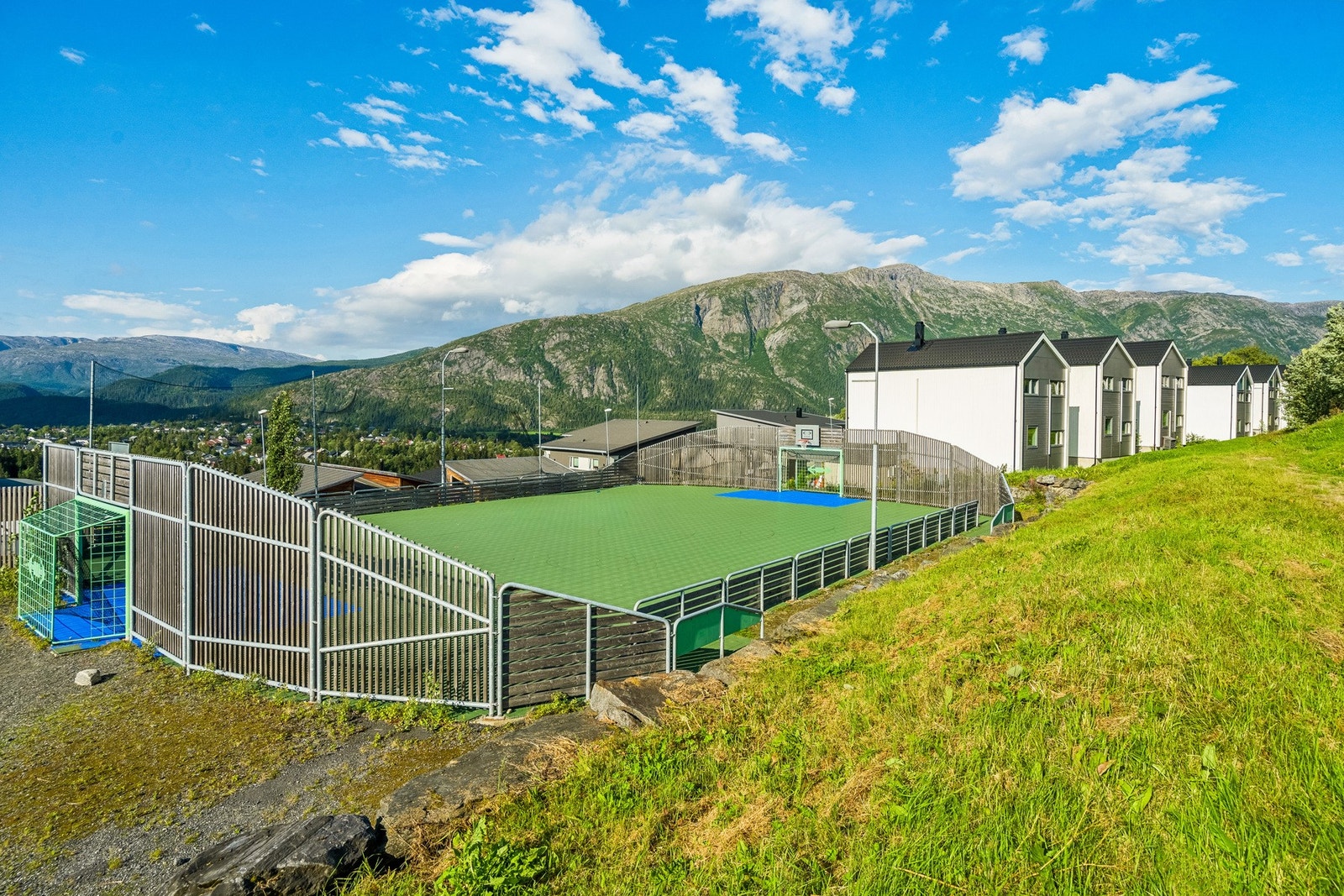 Her ble det så sent som i 2024 lagt kunstgress. Området er hyppig brukt av barna i området. Galleribilde