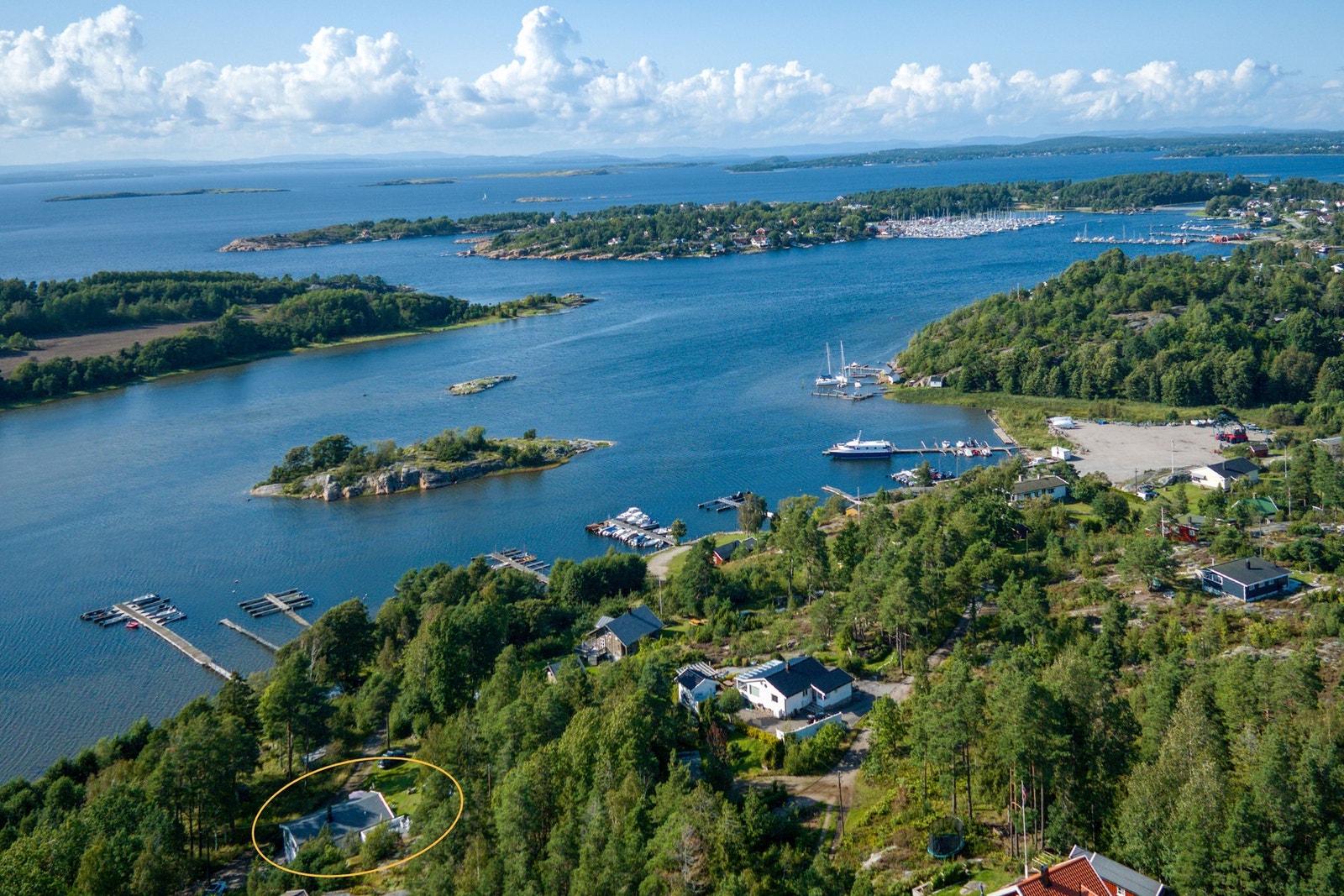Skjærgården nordover mot båthavna i Lervik - med en populær restaurant - og bortenfor der ligger Saltnes og videre Larkollen i nord. Galleribilde