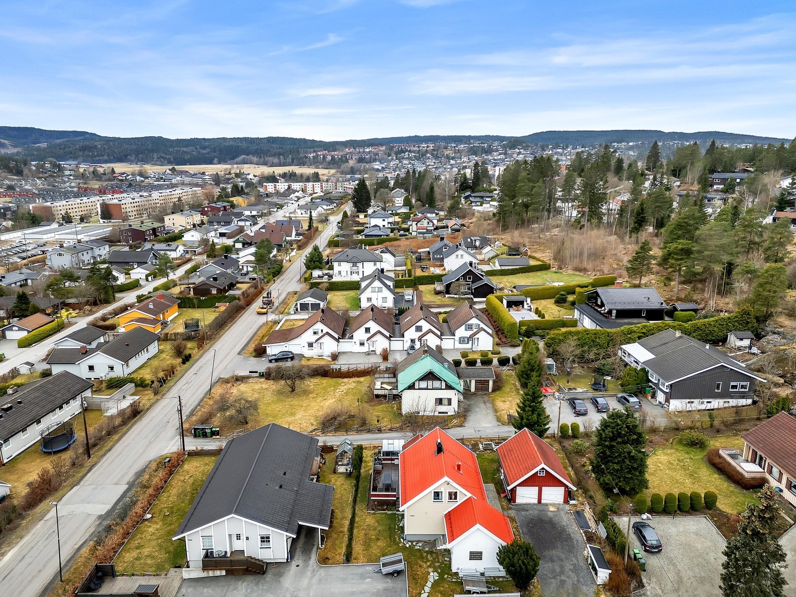 Daglige innkjøp kan gjøres på Coop Extra Finstadjordet. Her er det også takeaway og frisør, samt post-i-butikk. Et annen godt alternativ er Rema 1000 Løkenhagen eller Meny på Triaden. Galleribilde