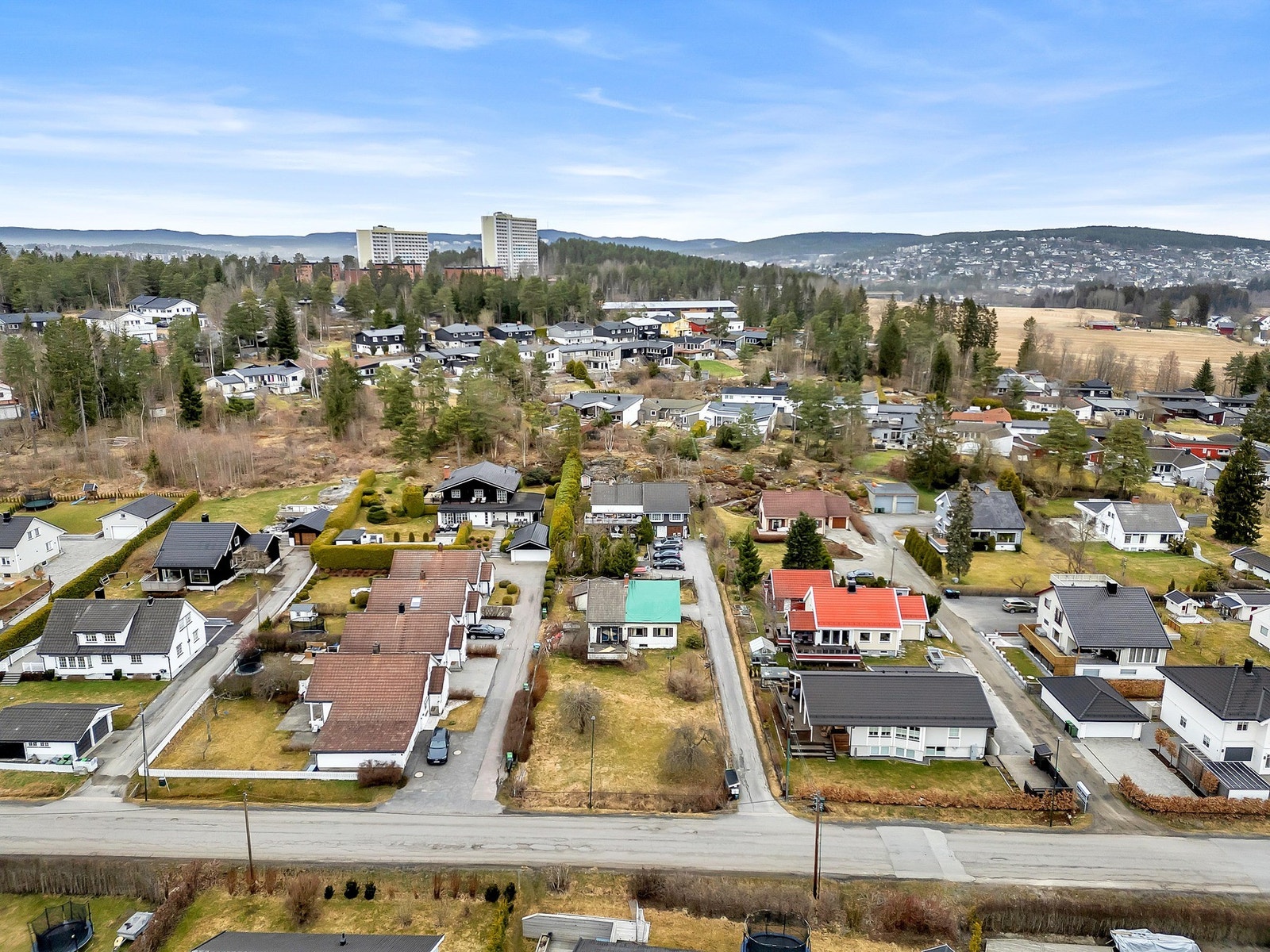 Eiendommen ligger attraktivt til i et rolig og barnevennlig boligfelt på Sørli. Galleribilde