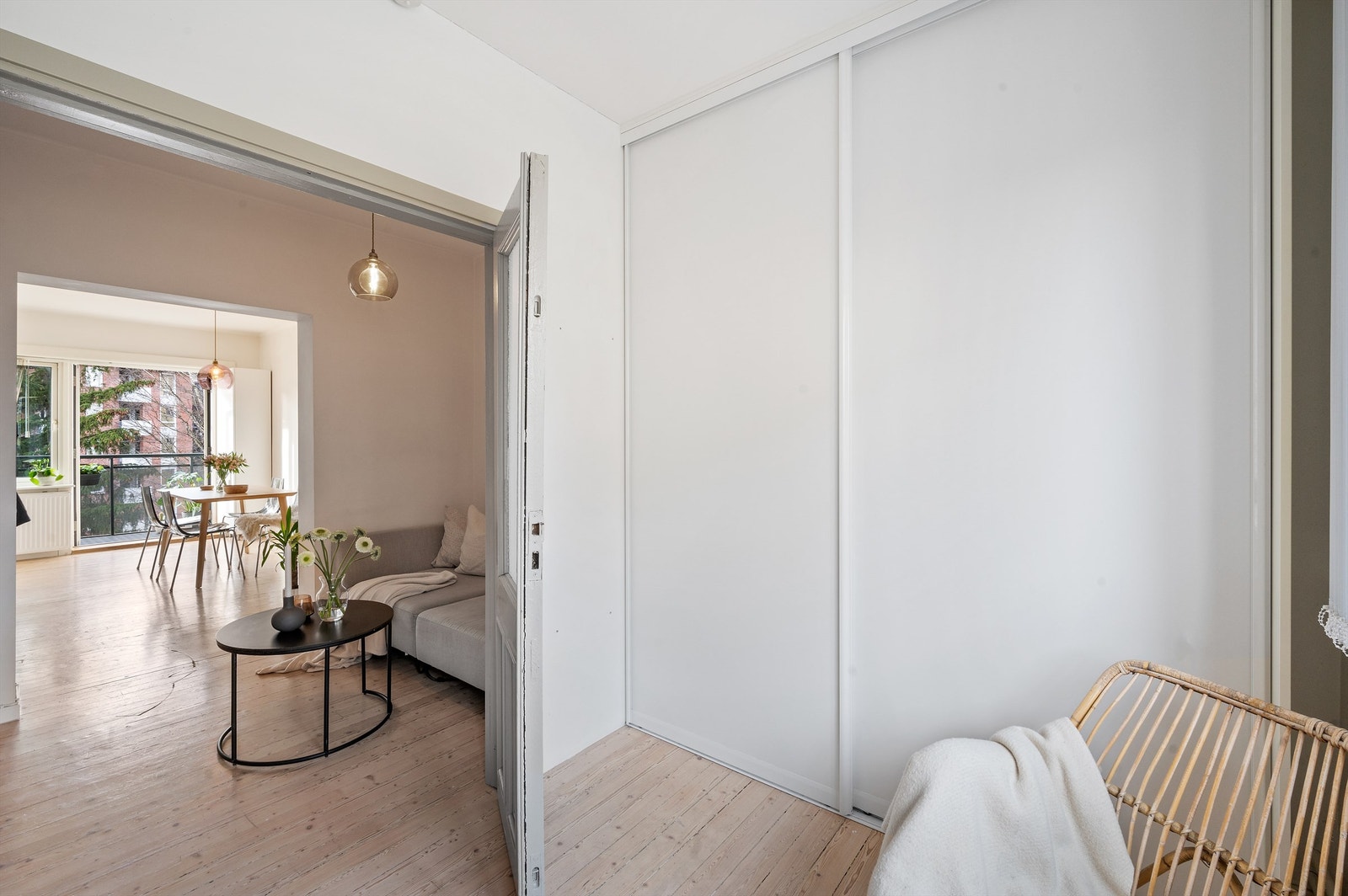 Det er rikelig med oppbevaringsplass i en romslig skyvedørsgarderobe. Galleribilde