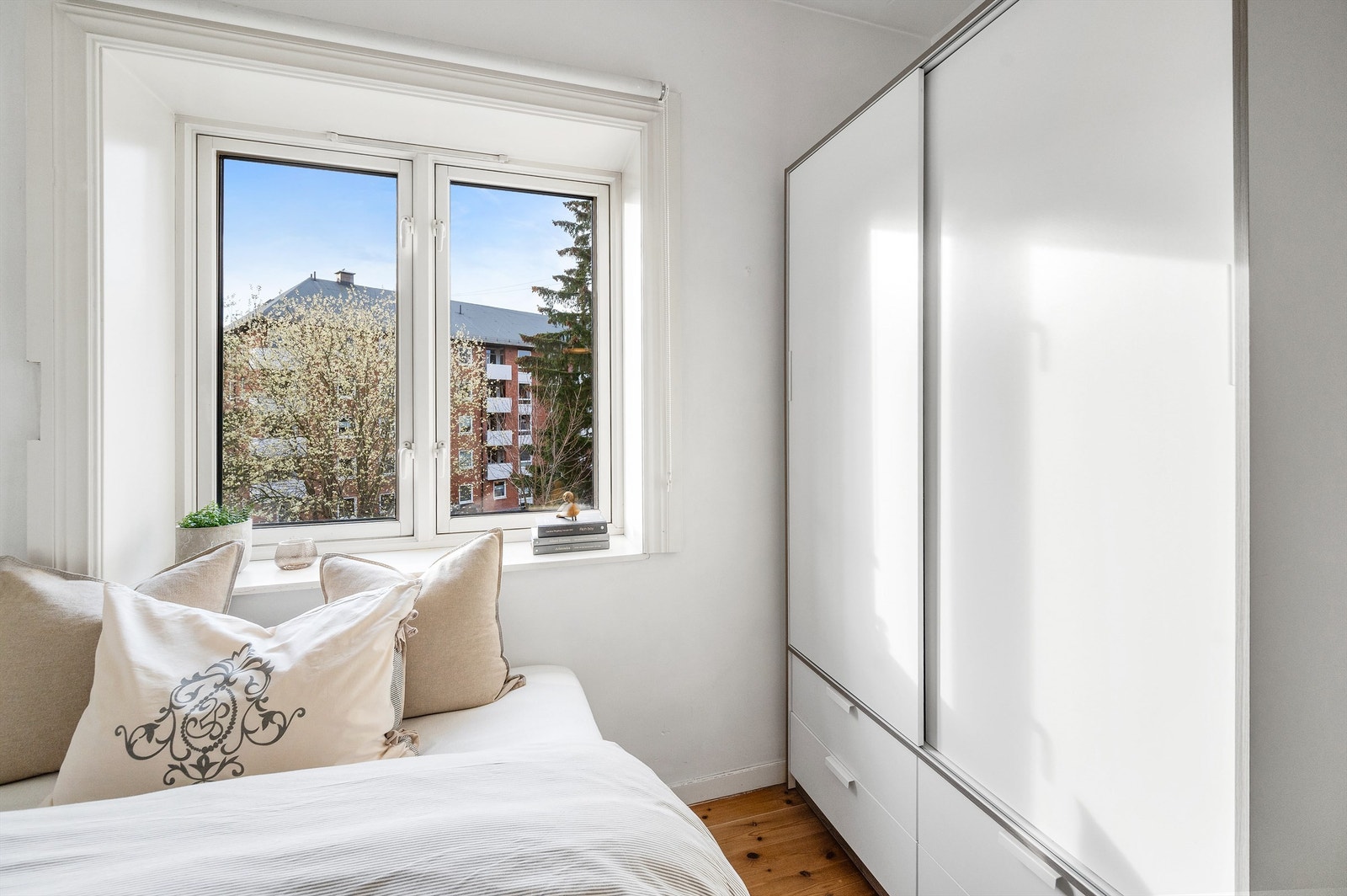 Her er det god plass til seng, pult eller annet ønskelig møblement. Galleribilde