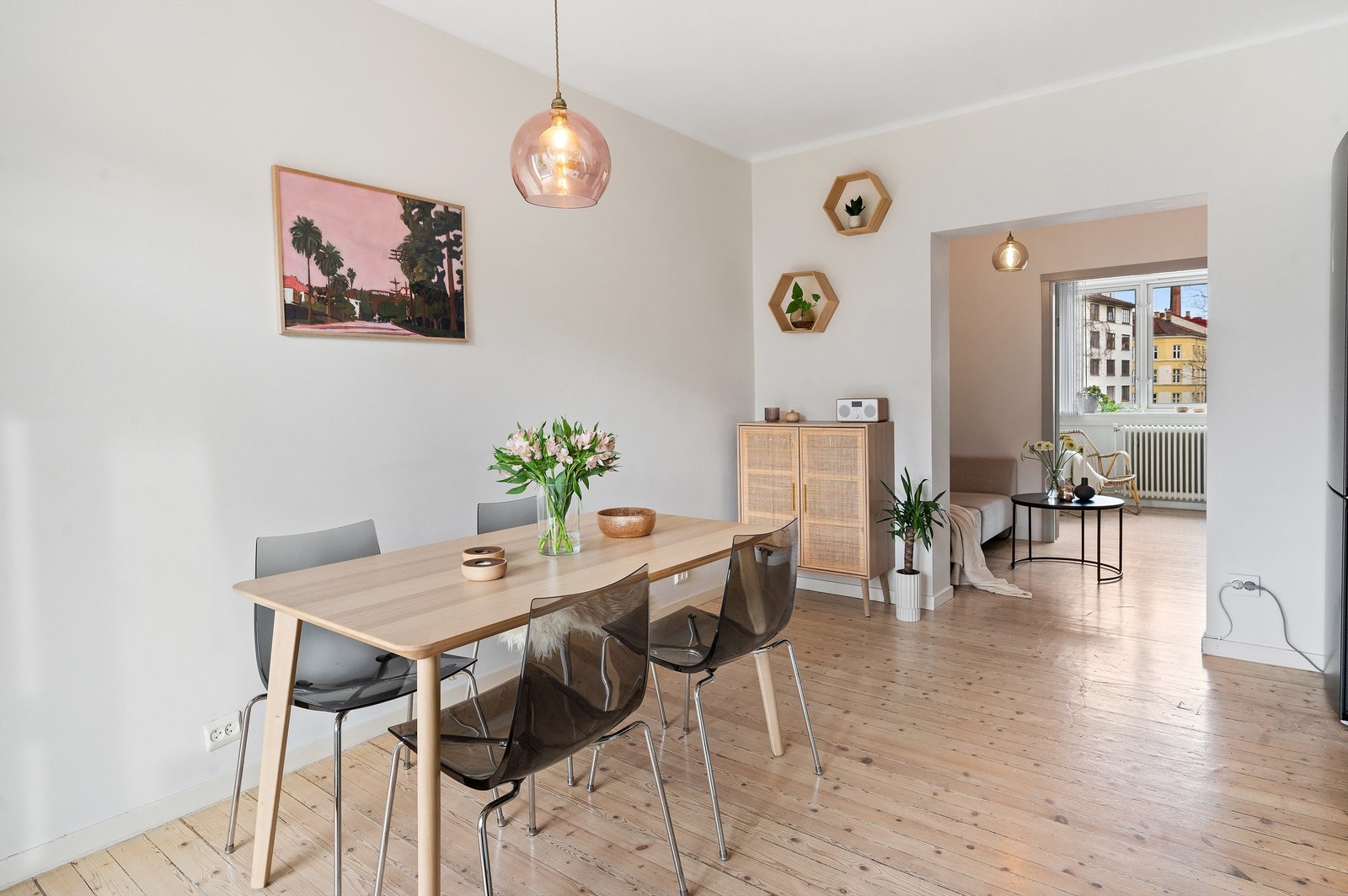 Det er god plass til å innrede med ønsket spisestuemøblement. Galleribilde