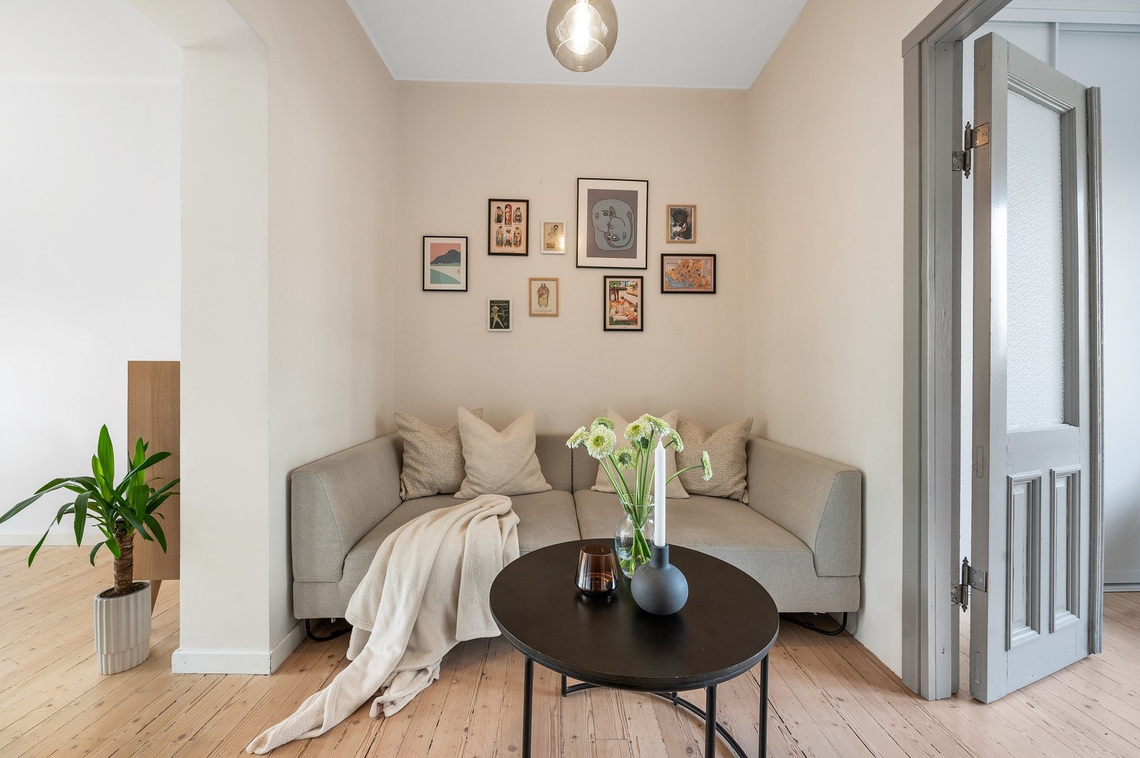 Stuen har i likhet med resterende av boligens rom, overflater holdt i behagelige nyanser. Det originale tregulvet sørger for en lun følelse. Galleribilde