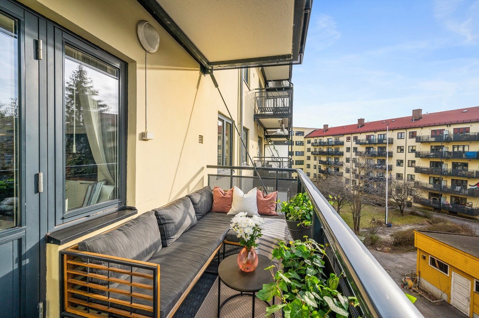 Balkonger vender vest og er på ca. 6 kvm. Balkongen vender mot en frodig bakgård. Galleribilde
