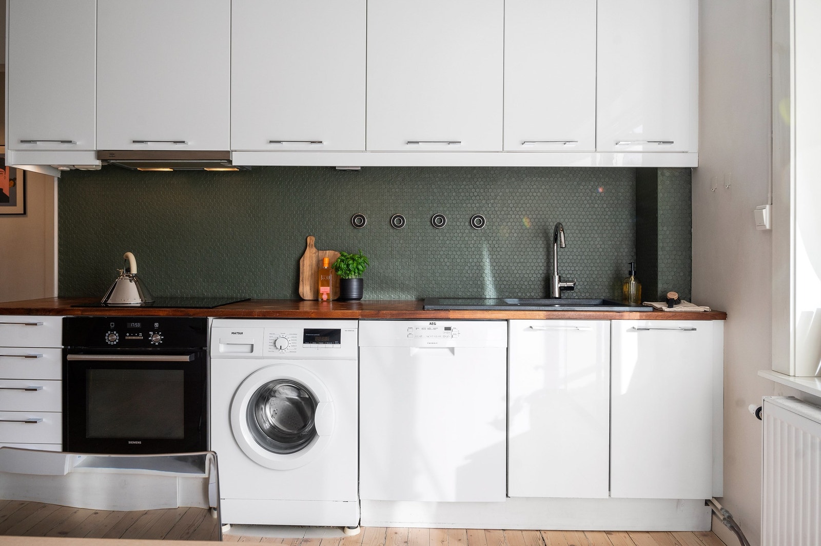 Kjøkkeninnredningen er fra IKEA og er av glatte fronter og benkeplate i heltre med nedfelt vask. Platetopp og stekeovn er pent integrert i kjøkkeninnredningen. Galleribilde