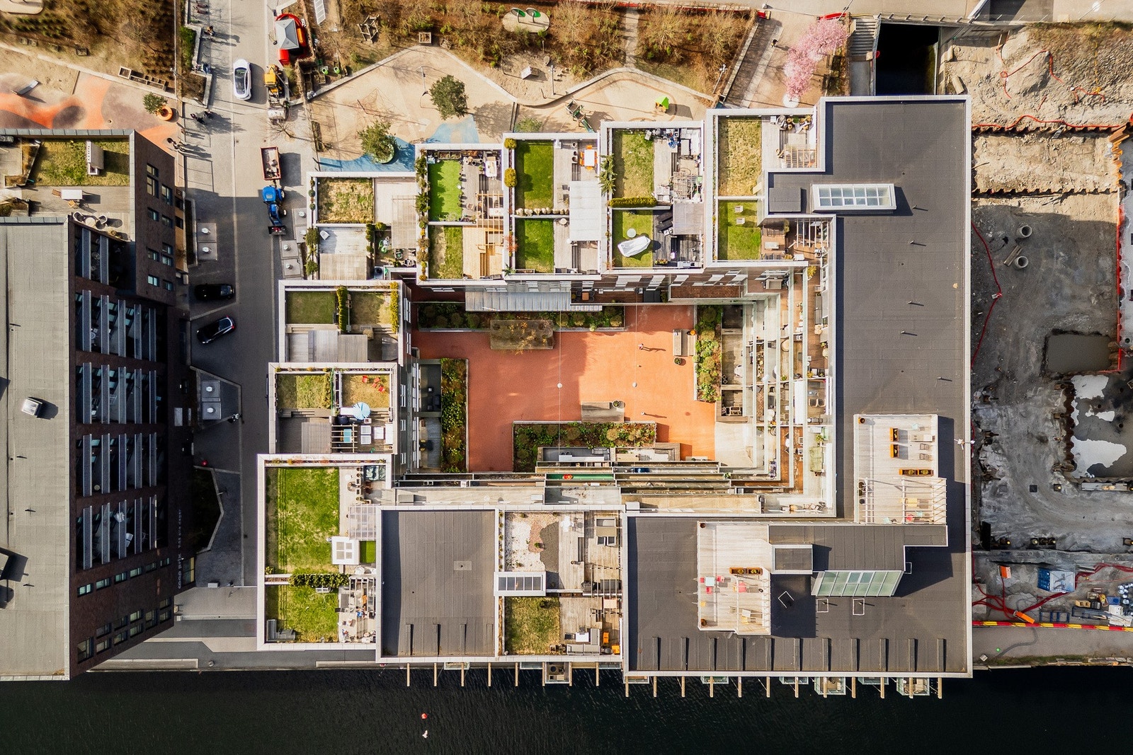 Stor og flott felles takterrasse, samt fint gårdstun i bygården. Galleribilde