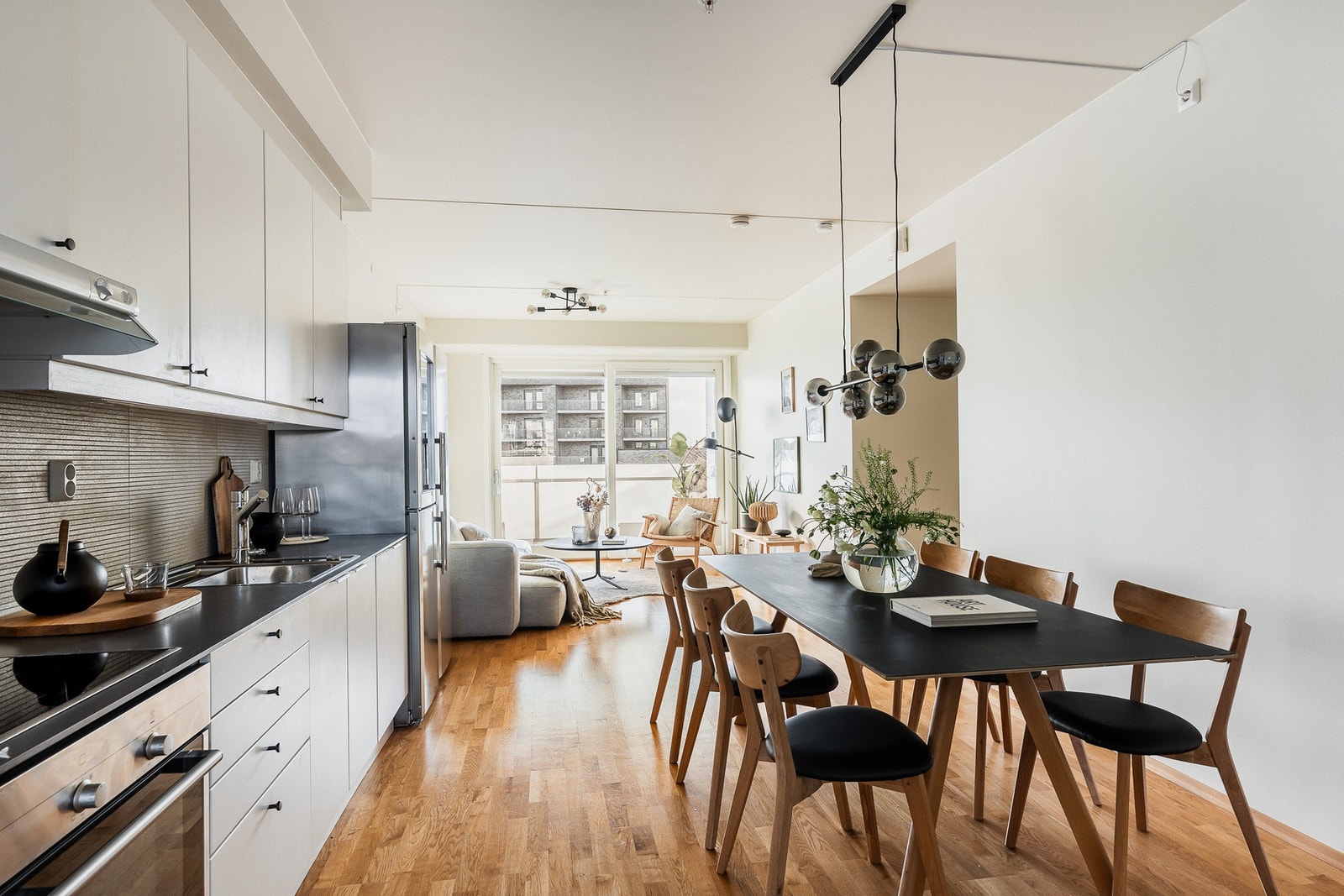 Kjøkkenet er stilrent og praktisk med integrerte hvitevarer, folierte fronter og benkeplate i robust kompaktlaminat. Galleribilde