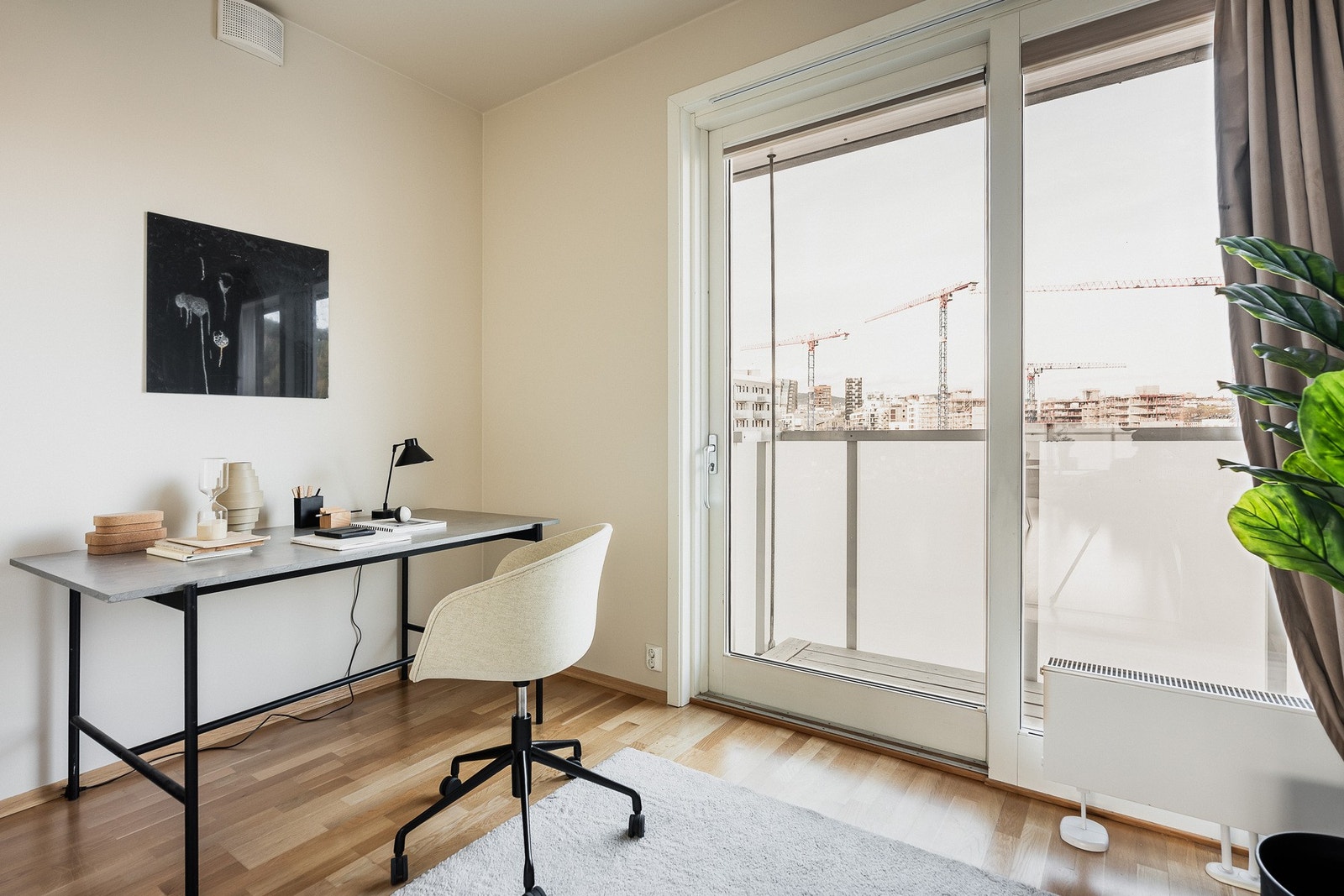 Her har du også utgang til en egen balkong på ca. 2 kvm. med nordøstvendt retning. Galleribilde