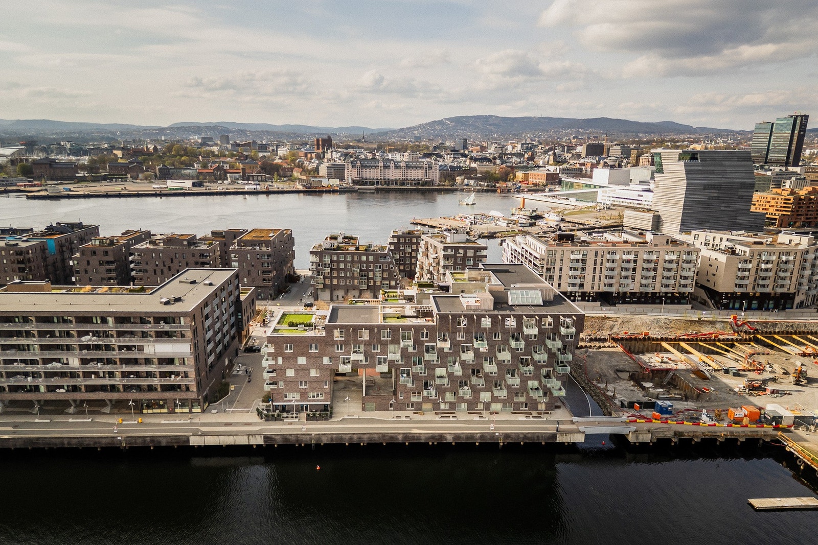 Sørenga 3 Sameie består av 129 seksjoner, herav 127 boligseksjoner og 2 næringsseksjoner. I næringsseksjonene er det barnehage og lokale regulert til serveringsformål. Galleribilde