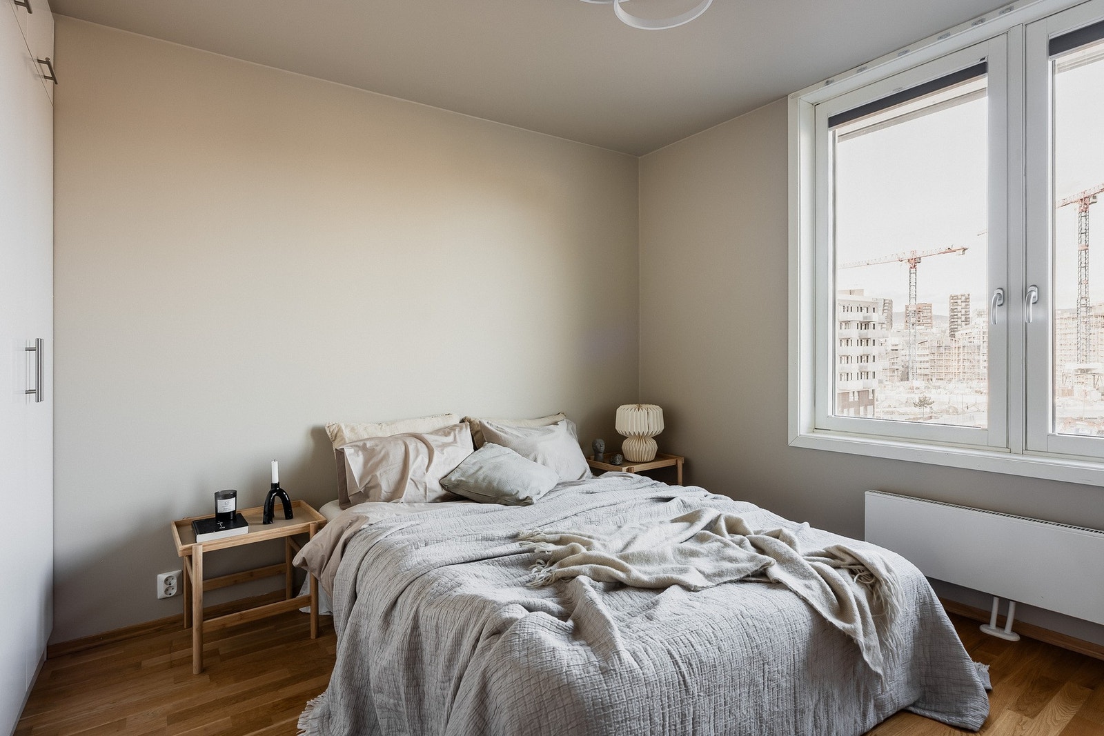 Hovedsoverommet er romslig med plass til dobbeltseng og nattbord. Galleribilde