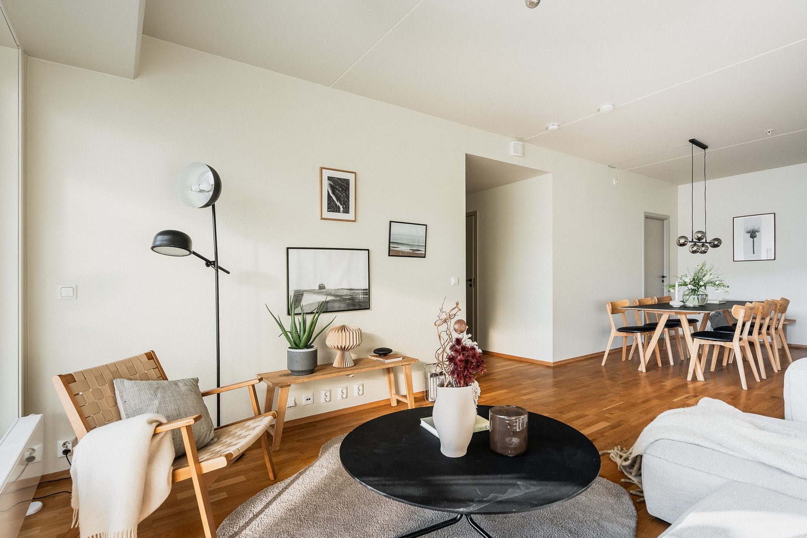 Stuen er et naturlig samlingspunkt med store vindusflater som slipper inn rikelig med dagslys. Galleribilde