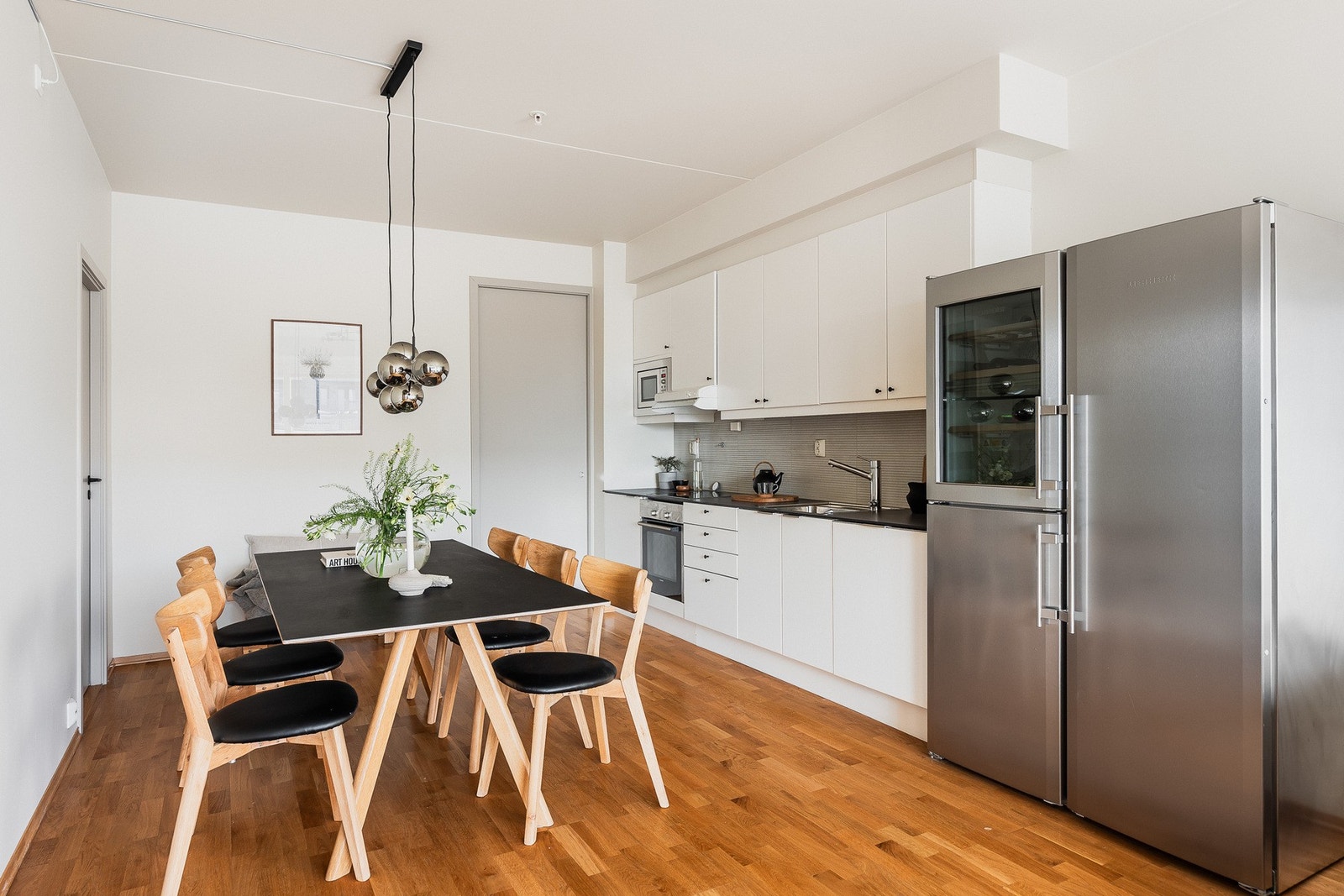 På innsiden av kjøkkenet finner du det første av tre soverom. Galleribilde