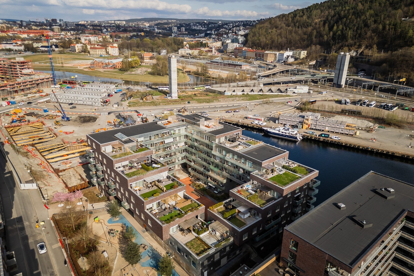 Bygningen er oppført med betong- og trekonstruksjoner, og ytterveggene er kledd med teglstein. Galleribilde