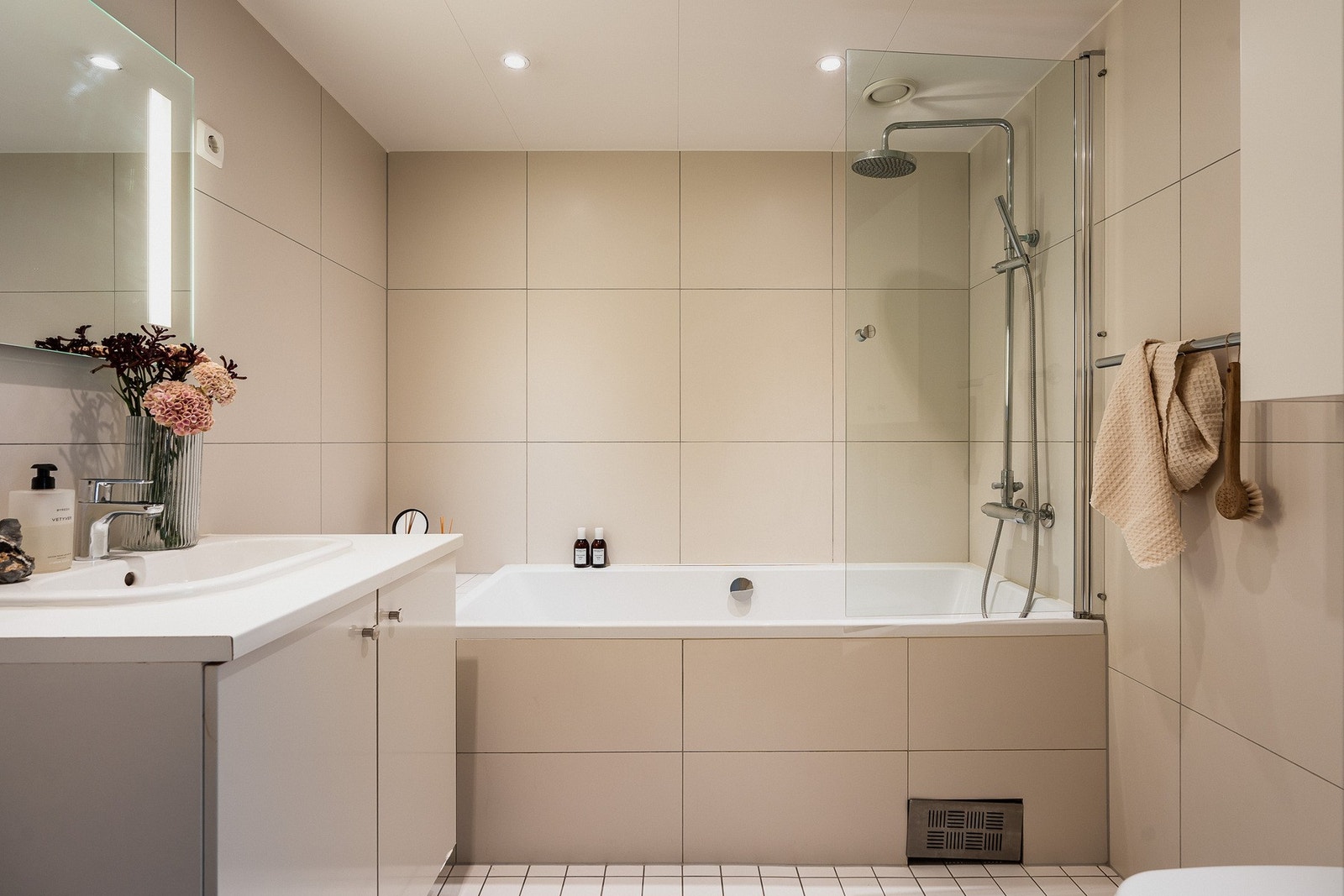 Det romslige hovedbadet er utstyrt med innbygd badekar med dusjløsning, nedfelt servant med servantskap, speil og vegghengt toalett. Galleribilde