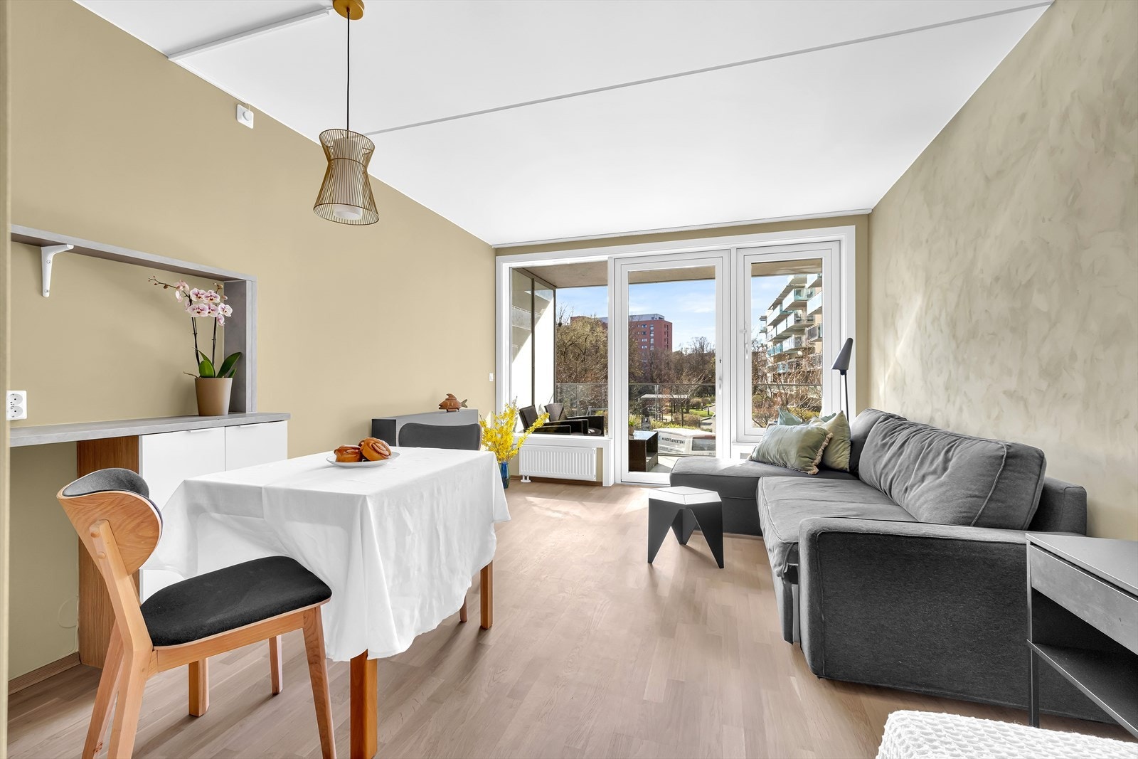 Leiligheten tilbyr stor fleksibilitet i hverdagen - bruk hybeldelen som et eksklusivt master bedroom med kaffehjørne og eget bad, eller lei den ut og oppnå en skattefri ekstrainntekt. Galleribilde