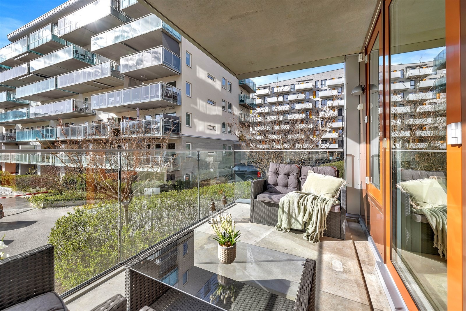 Fra stuen er det utgang til en hyggelig, vestvendt balkong på ca. 8 m² - et perfekt sted for morgenkaffen eller en avslappende stund i solen etter jobb. Galleribilde