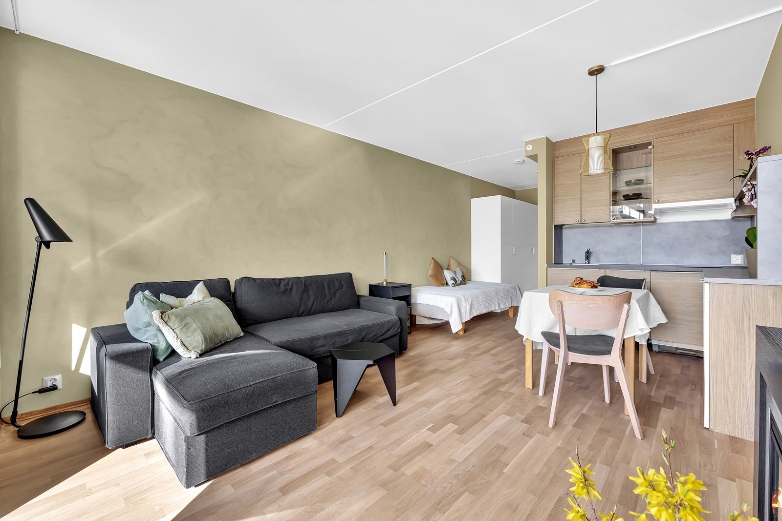 Denne lyse og luftige stuen i hybeldelen har store vindusflater som slipper inn rikelig med naturlig lys og skaper en åpen og innbydende atmosfære. Galleribilde