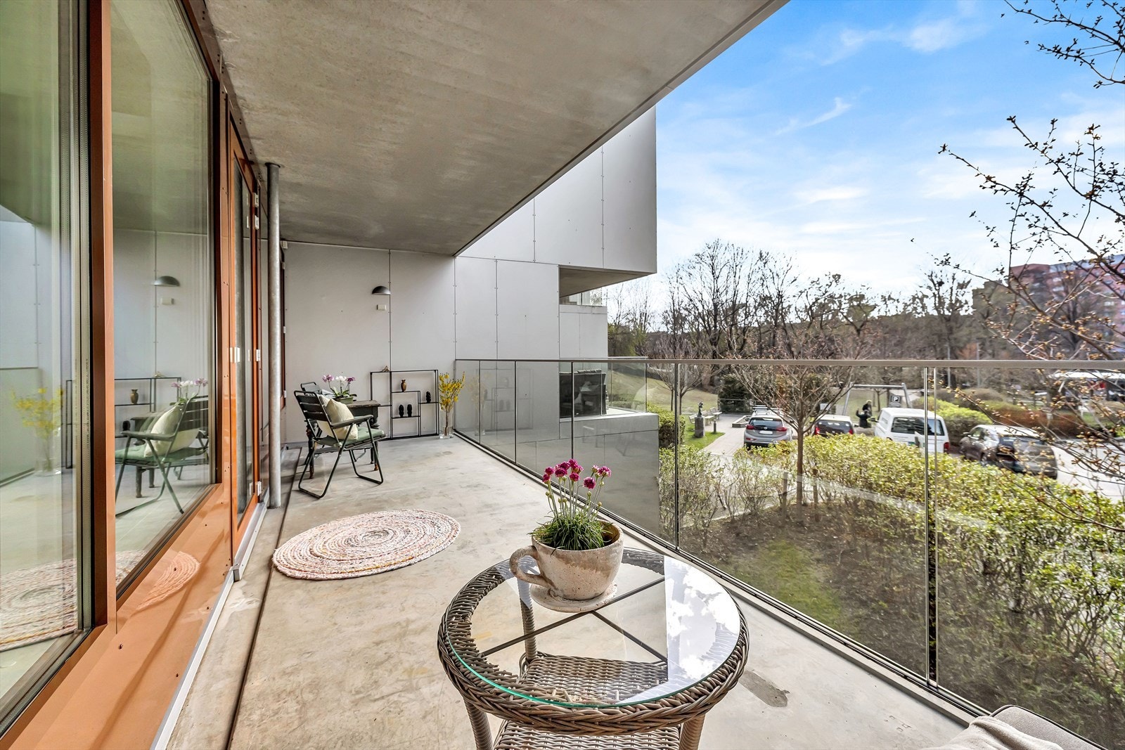 Leiligheten har to fantastiske balkonger, hvorav den ene er en romslig vestvendt balkong på ca. 15 m² - perfekt for ettermiddagssol og hyggelige utestunder. Galleribilde