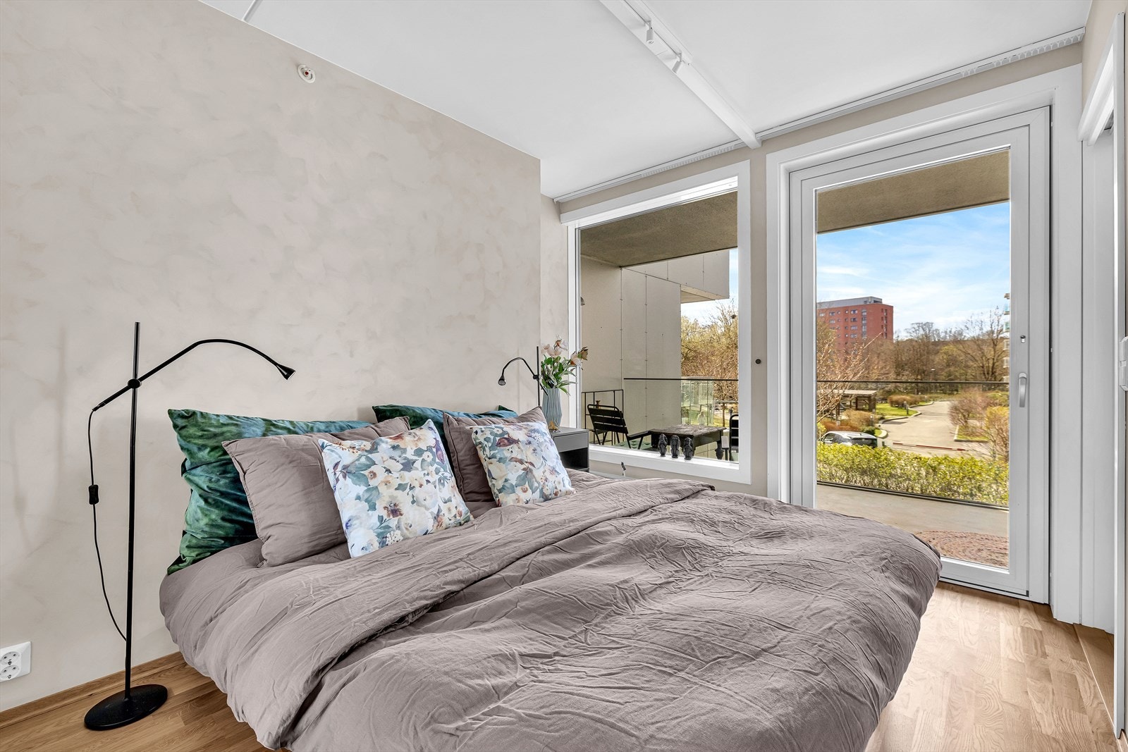 I tillegg byr rommet på rikelig med oppbevaringsplass i en romslig skyvedørsgarderobe med stilige speilfronter som strekker seg langs hele veggen, og gir både funksjonalitet og et elegant uttrykk. Galleribilde