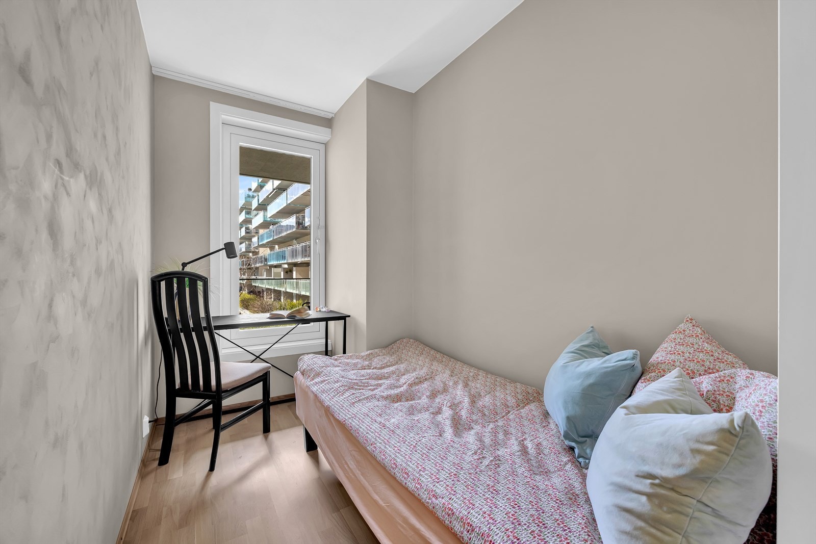 Soverommet har plass til både seng og øvrige møbler. Det er et allsidig rom som passer perfekt som barnerom, gjesterom eller hjemmekontor, tilpasset dine behov. Galleribilde