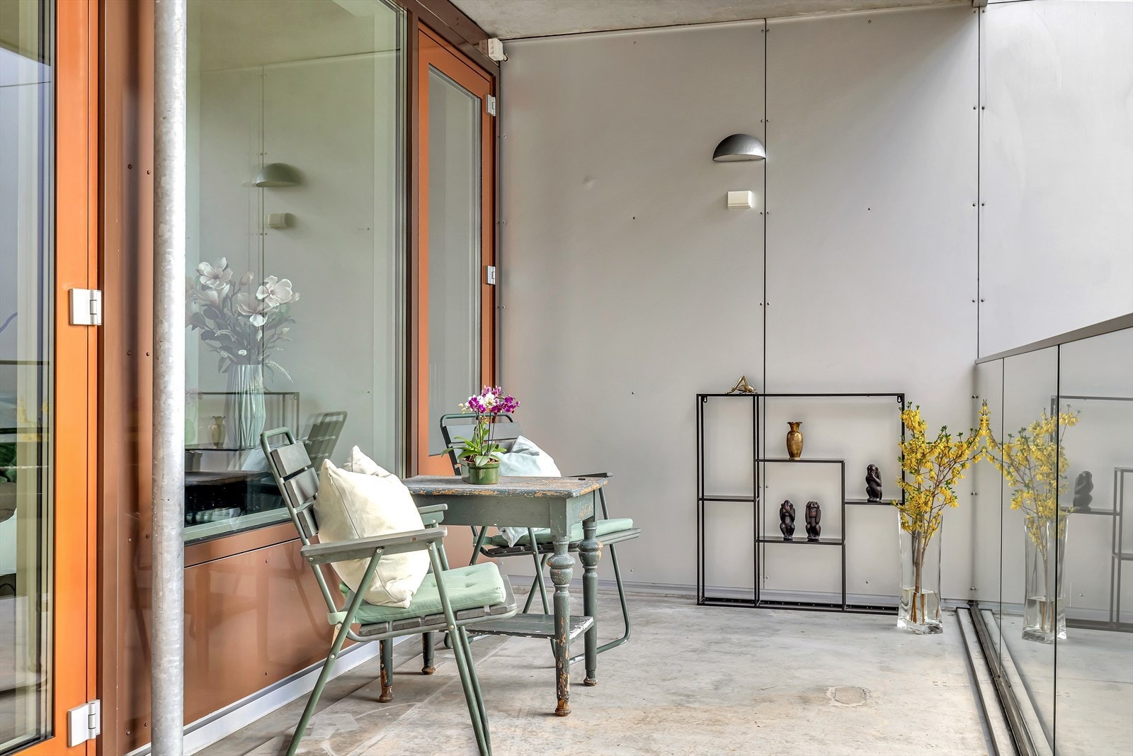 I vår- og sommerhalvåret fungerer den som en naturlig forlengelse av rommet - ideell for både sosiale sammenkomster og rolige kaffestunder. Galleribilde
