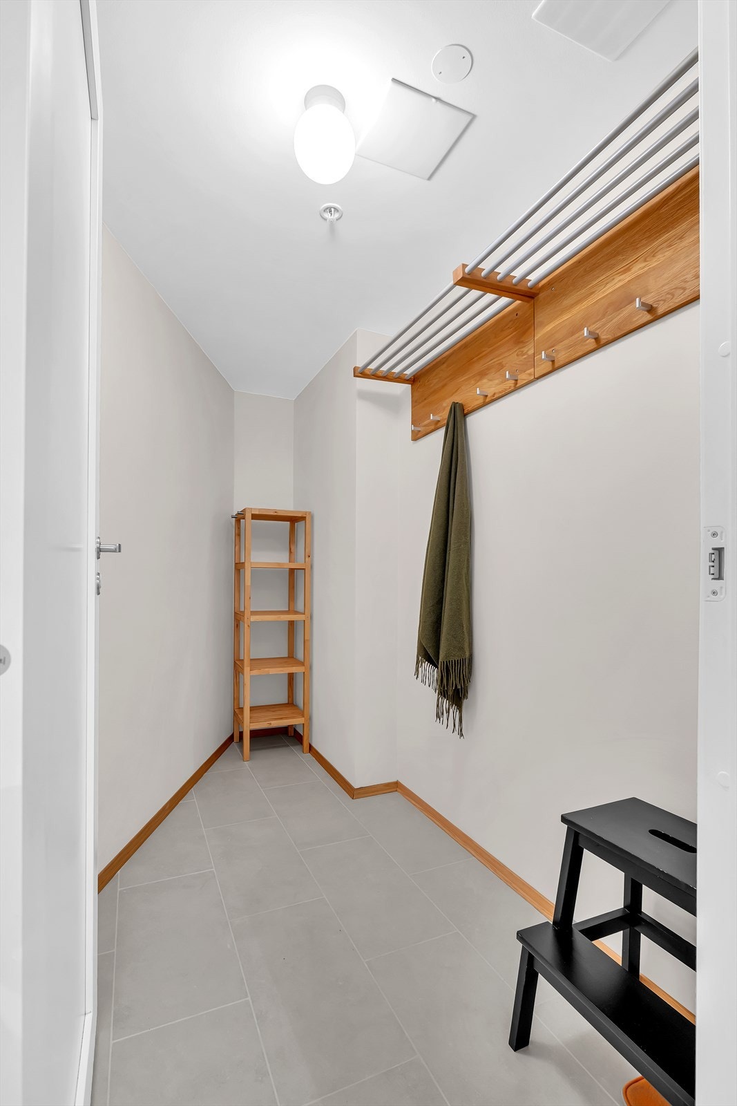 I tilknytning til fellesgangen med hybeldelen finner du en praktisk innvendig bod, som tilbyr rikelig med plass til klær, sko og annet utstyr. Galleribilde