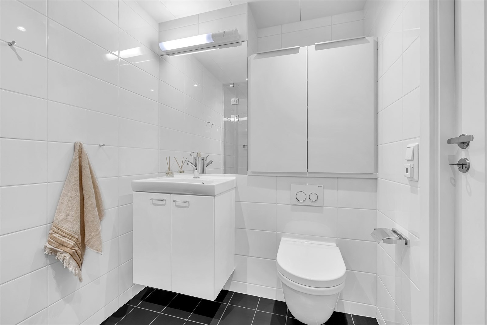 Flott flislagt baderom med elektrisk gulvvarme og innfelt downlights i taket. Galleribilde