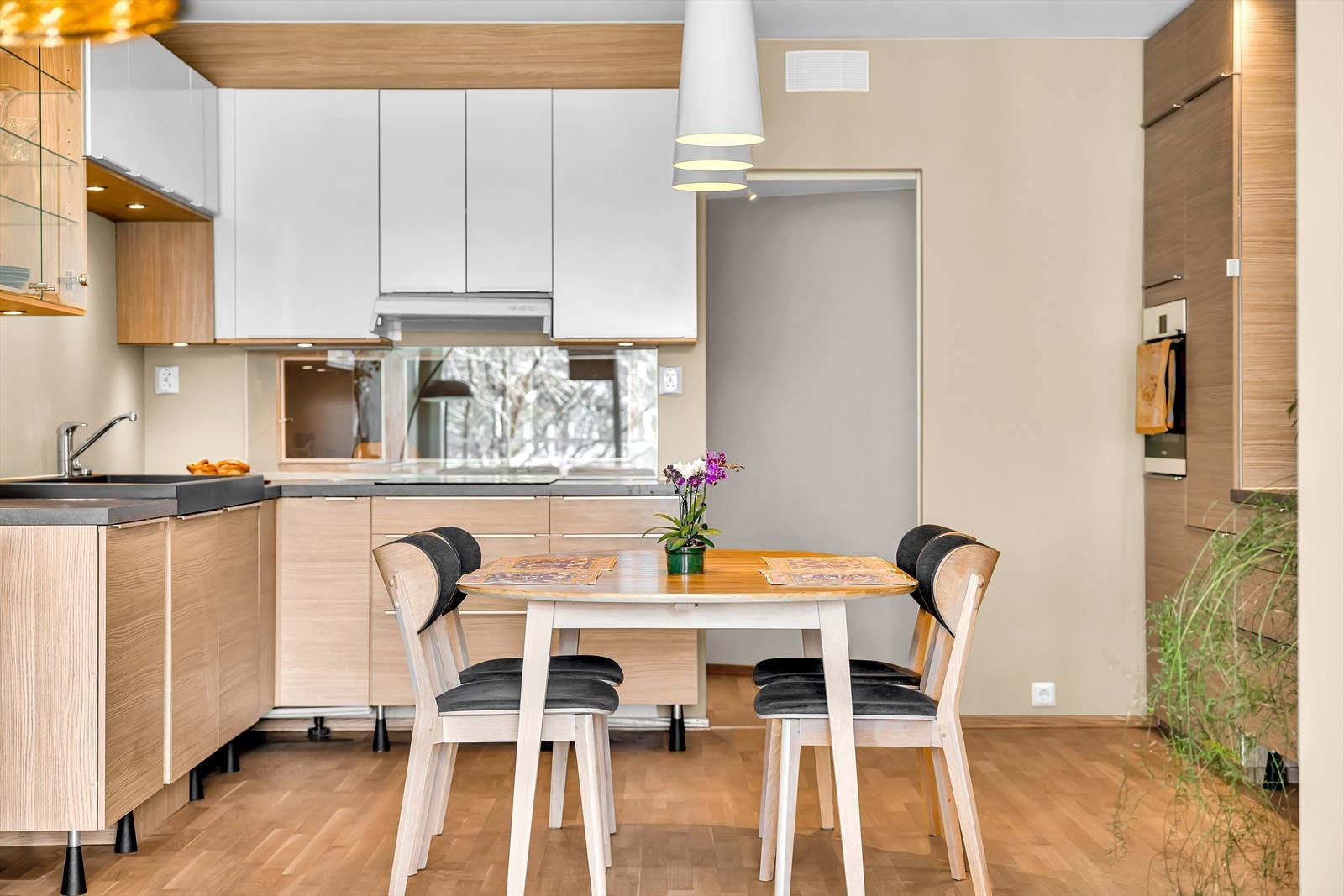 Moderne kjøkken med glatte fronter, laminat benkeplate med nedfelt vask, samt rikelig skap- og benkeplass. Galleribilde