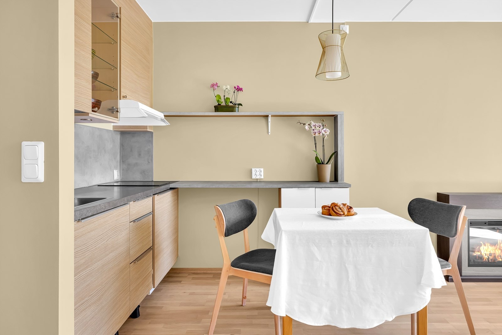 Pent kjøkken med glatte fronter og laminat benkeplate med nedfelt vask. Galleribilde