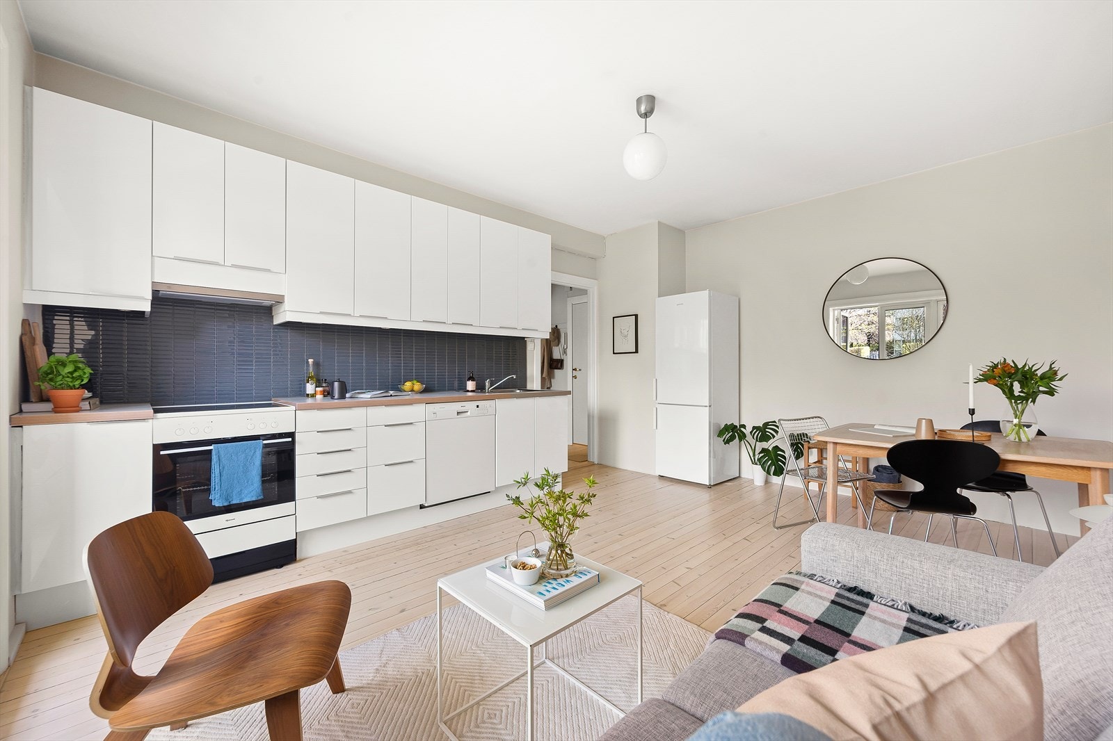 Kjøkkeninnredning er fra Ikea og har glatte fronter med god skap og benkeplass. Galleribilde