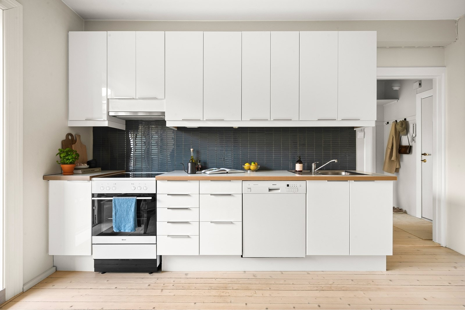 Videre er det frittstående hvitevarer med platetopp, stekeovn og oppvaskmaskin. Kjøkkeninnredningen er fra 2009. Galleribilde