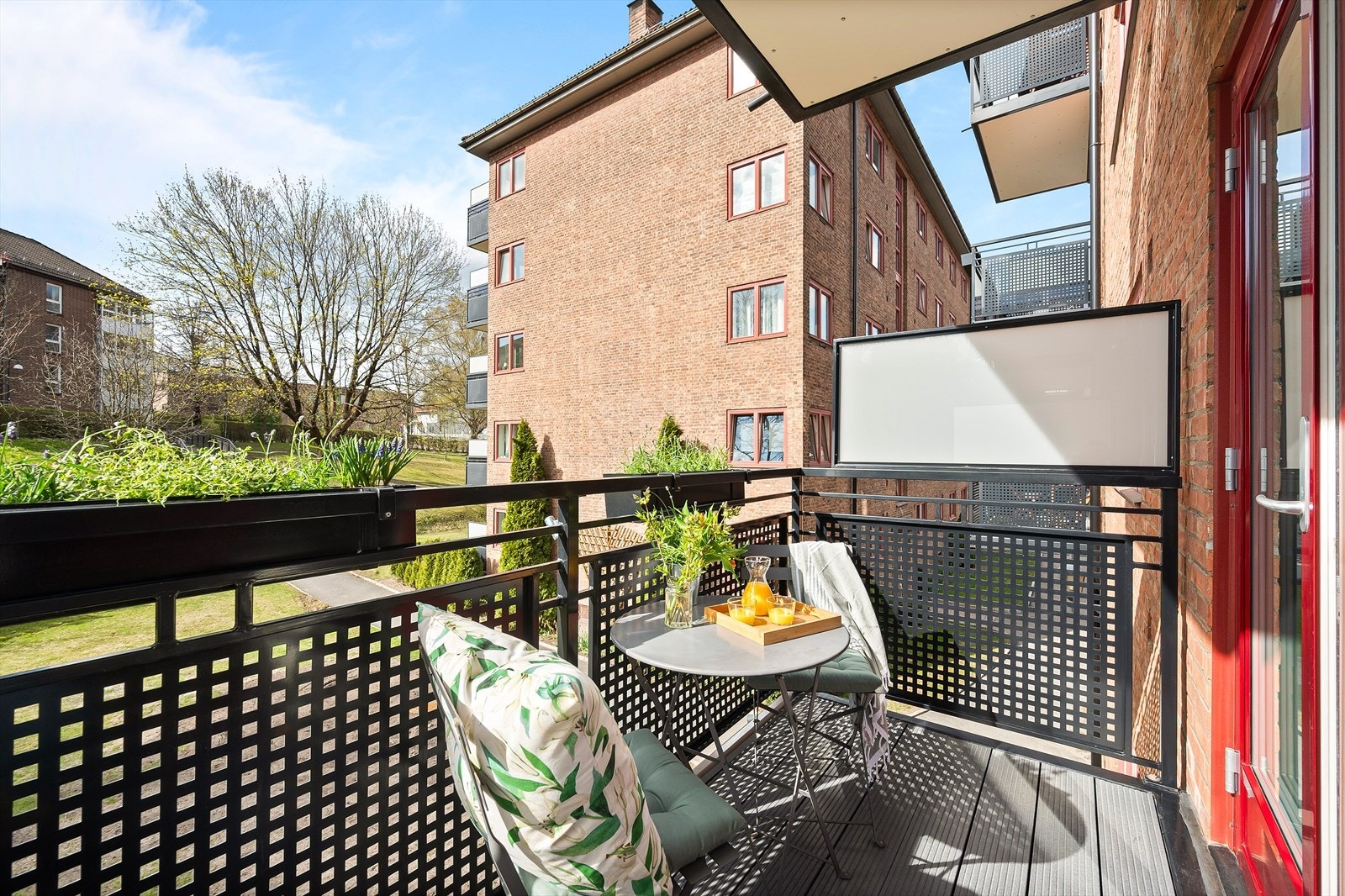 I vår- og sommerhalvåret blir balkongen en naturlig forlengelse av stuen, perfekt for hyggelige stunder med familie og venner. Galleribilde