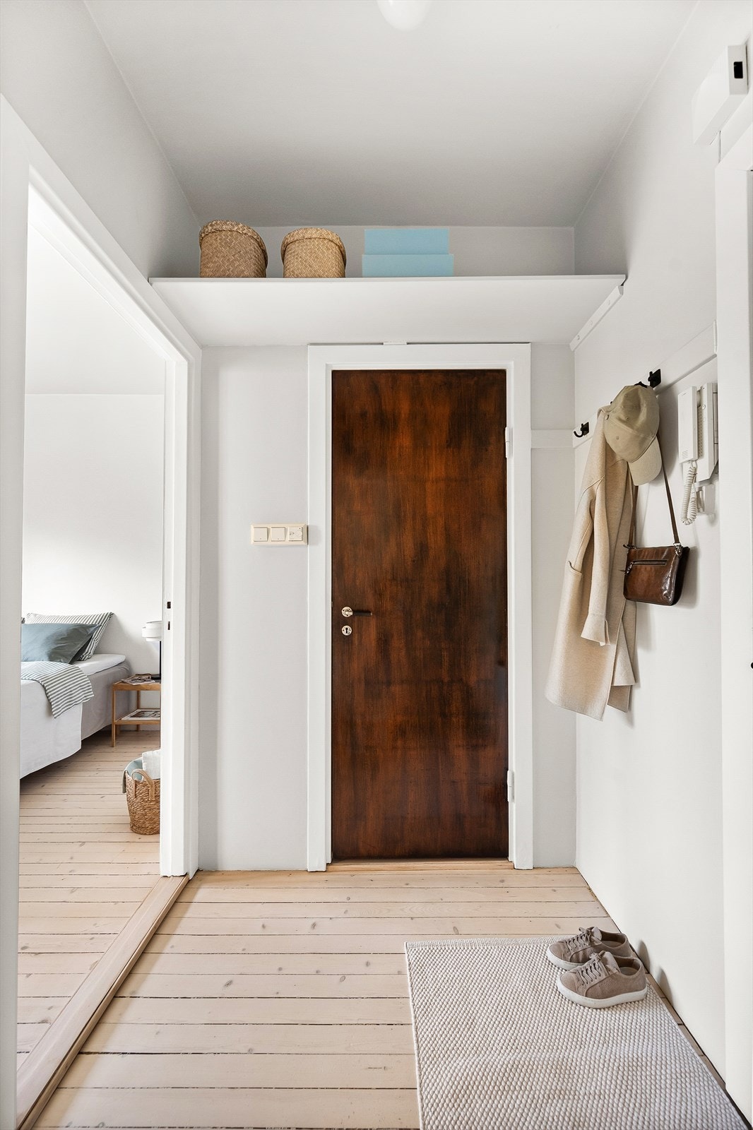 Interiøret i hele leiligheten preges av lyse, moderne flater. Et perfekt utgangspunkt til å innrede med egne møbler og gjenstander for å skape sitt eget personlig preg. Galleribilde