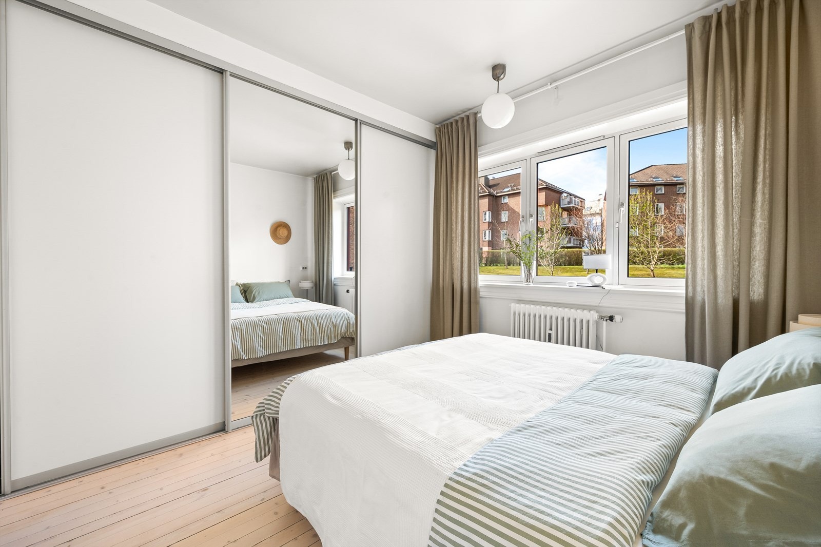 Det er gode oppbevaringsmuligheter i romslig garderobeskap på soverom. Galleribilde