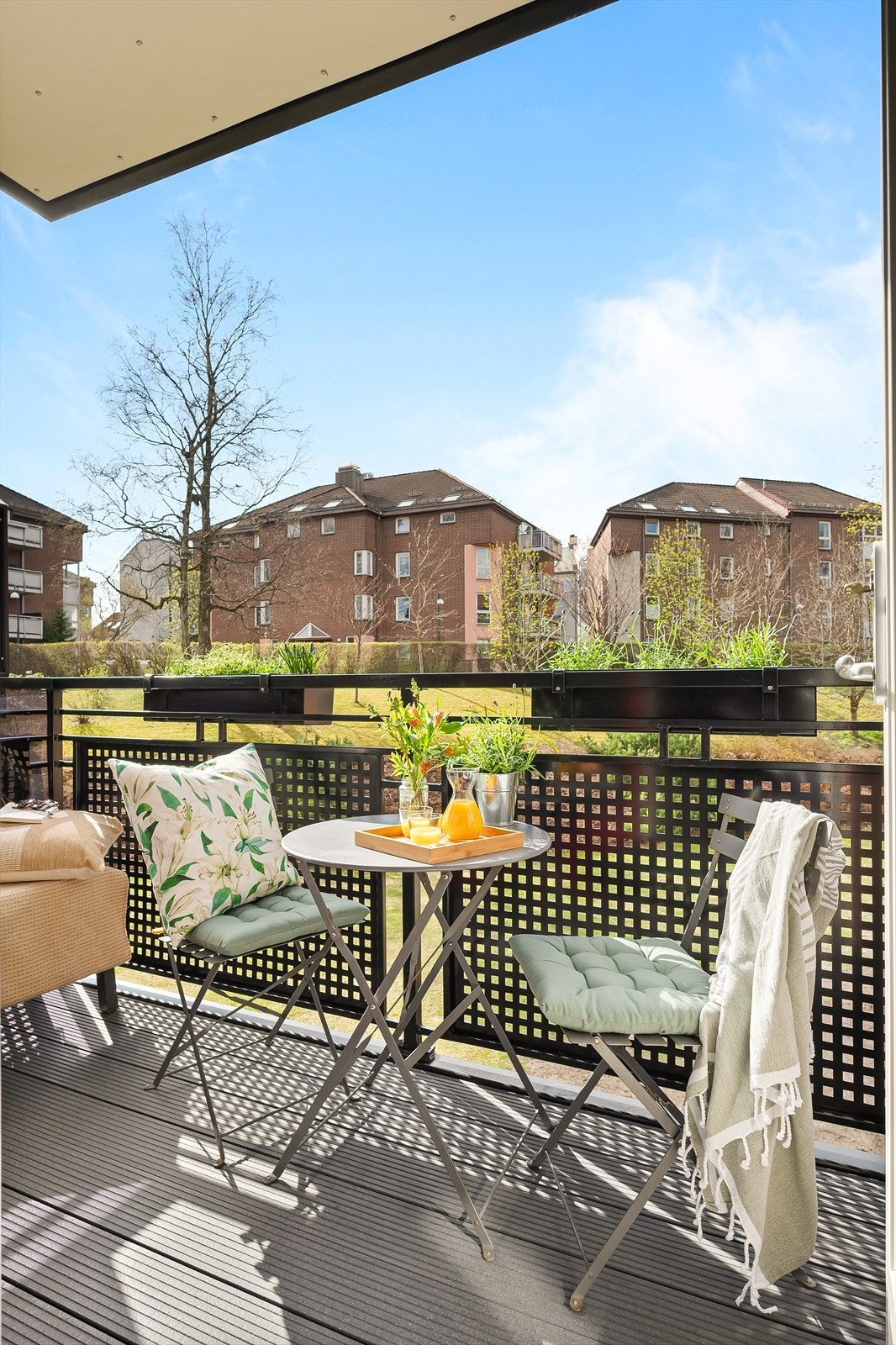 Her kan du enkelt skape en koselig uteoase med utemøbler, beplantning og gass-/elektrisk grill. Galleribilde