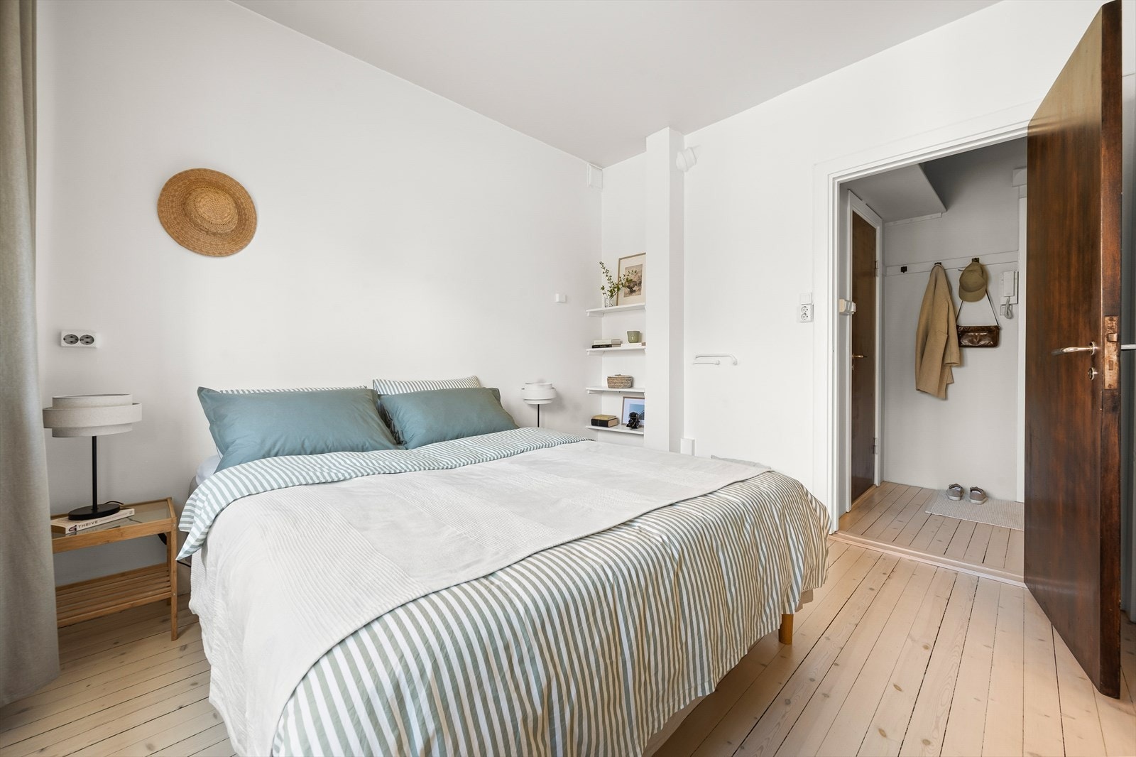 Blandingen av moderne fargevalg på veggene og store vindusflater gir rommet en behagelig følelse. Galleribilde