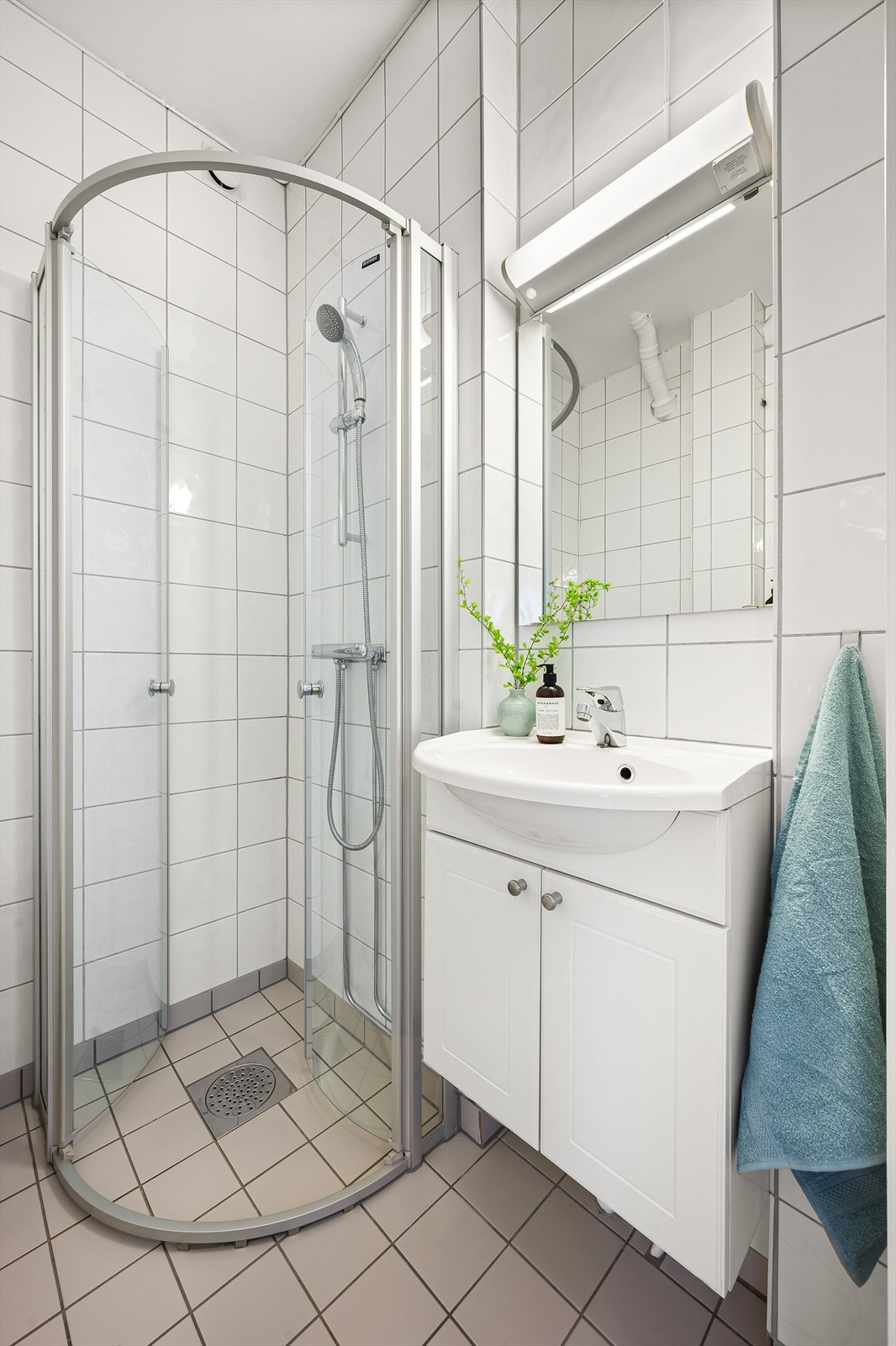 Det er naturlig avtrekksventilasjon og opplegg for vaskemaskin. Galleribilde