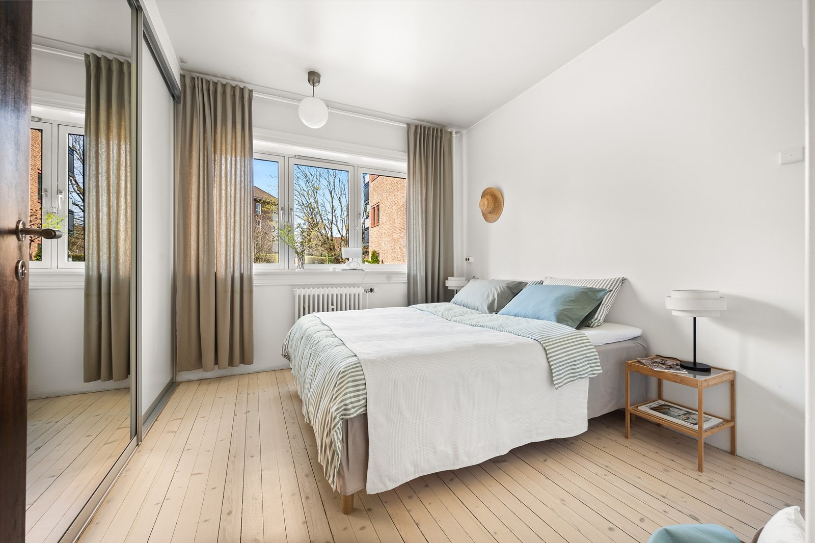 Soverommet er av god størrelse med plass til dobbeltseng, nattbord og tilhørende møbler. Galleribilde