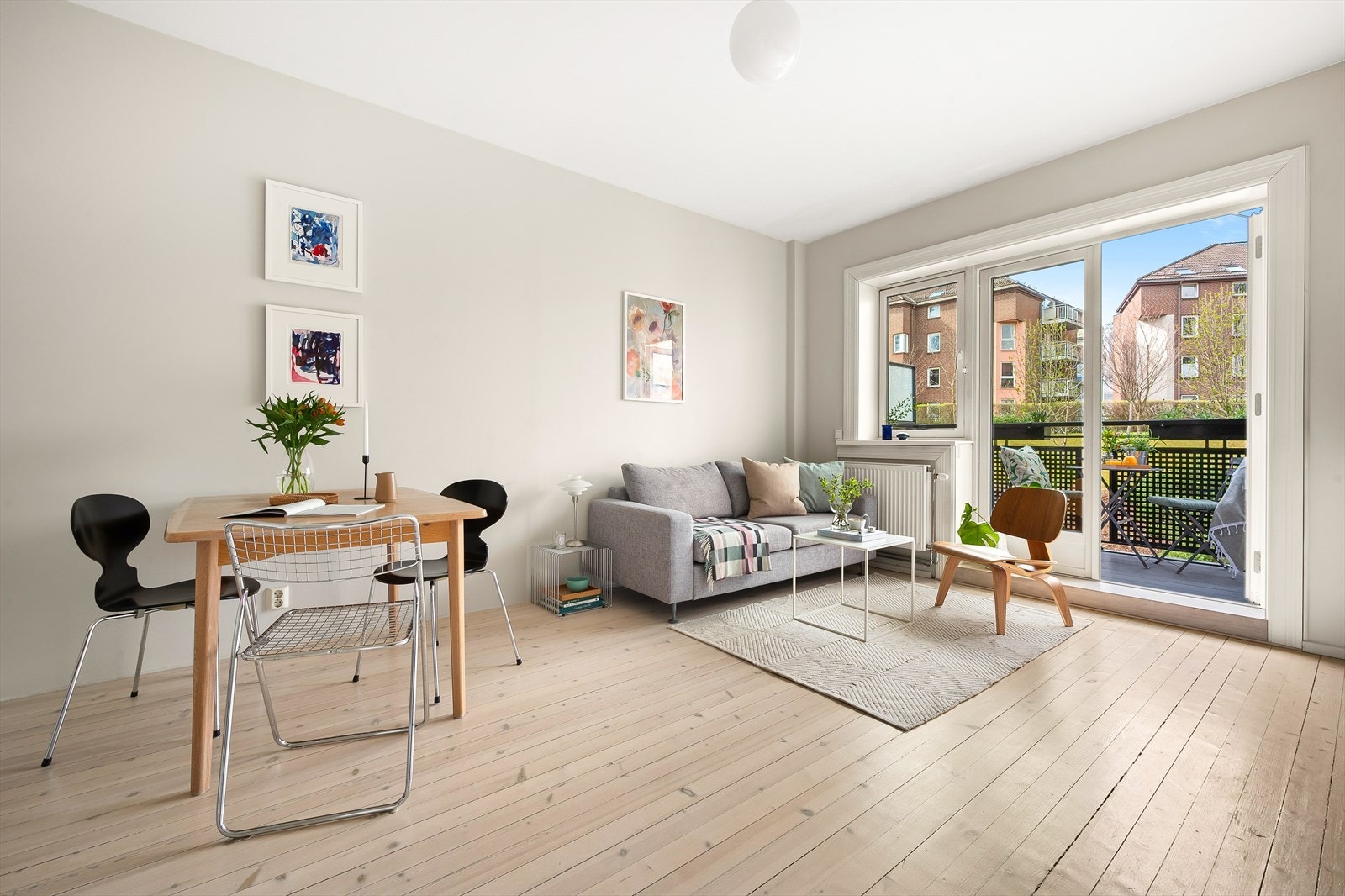 Planløsningen åpner opp for flere møbleringsmuligheter med god plass til sofagruppe, TV-møbler og spisebord med tilhørende stoler. Galleribilde