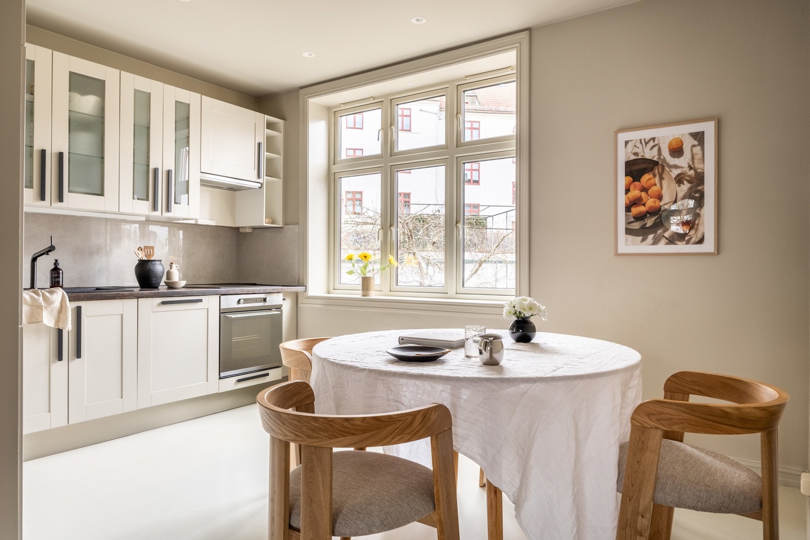 Kjøkkenet er et naturlig samlingspunkt. Det er stort og åpent, hvor man har plass til flere personer. Galleribilde