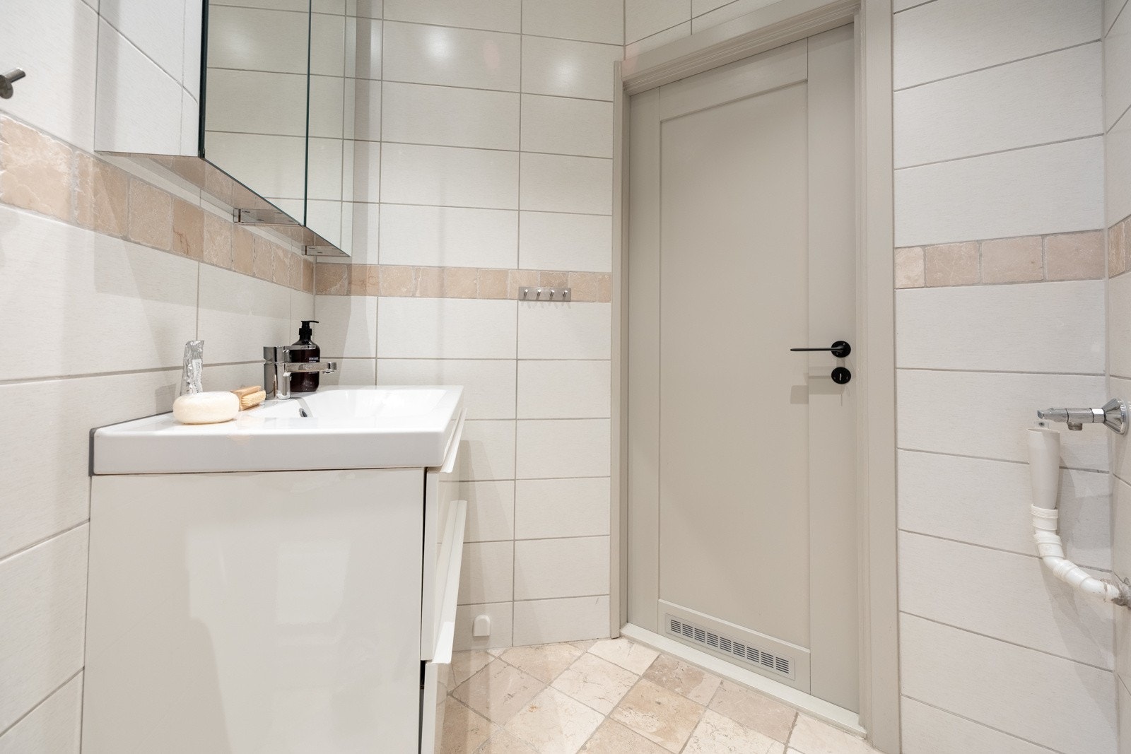 Badet oppleves som romslig, med et praktisk speilskap som gir god oppbevaringsplass. Galleribilde