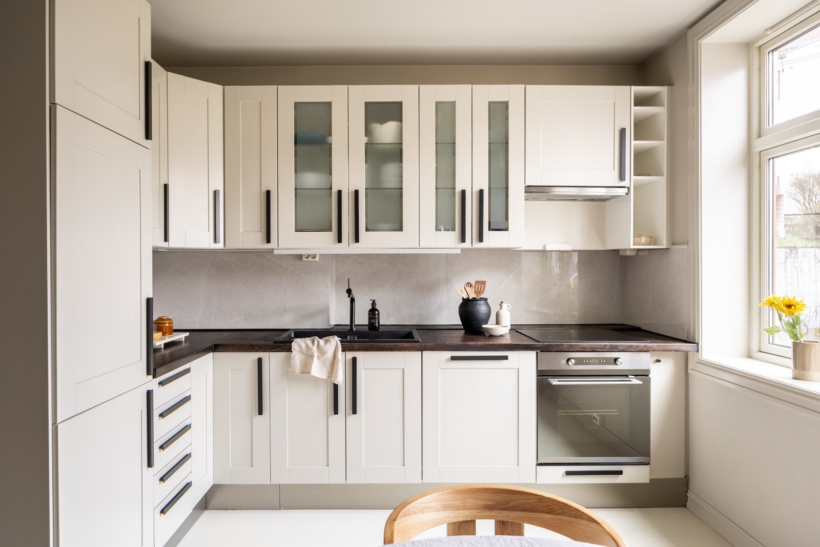 Kjøkkenet har godt med både skap- og benkeplass. Galleribilde